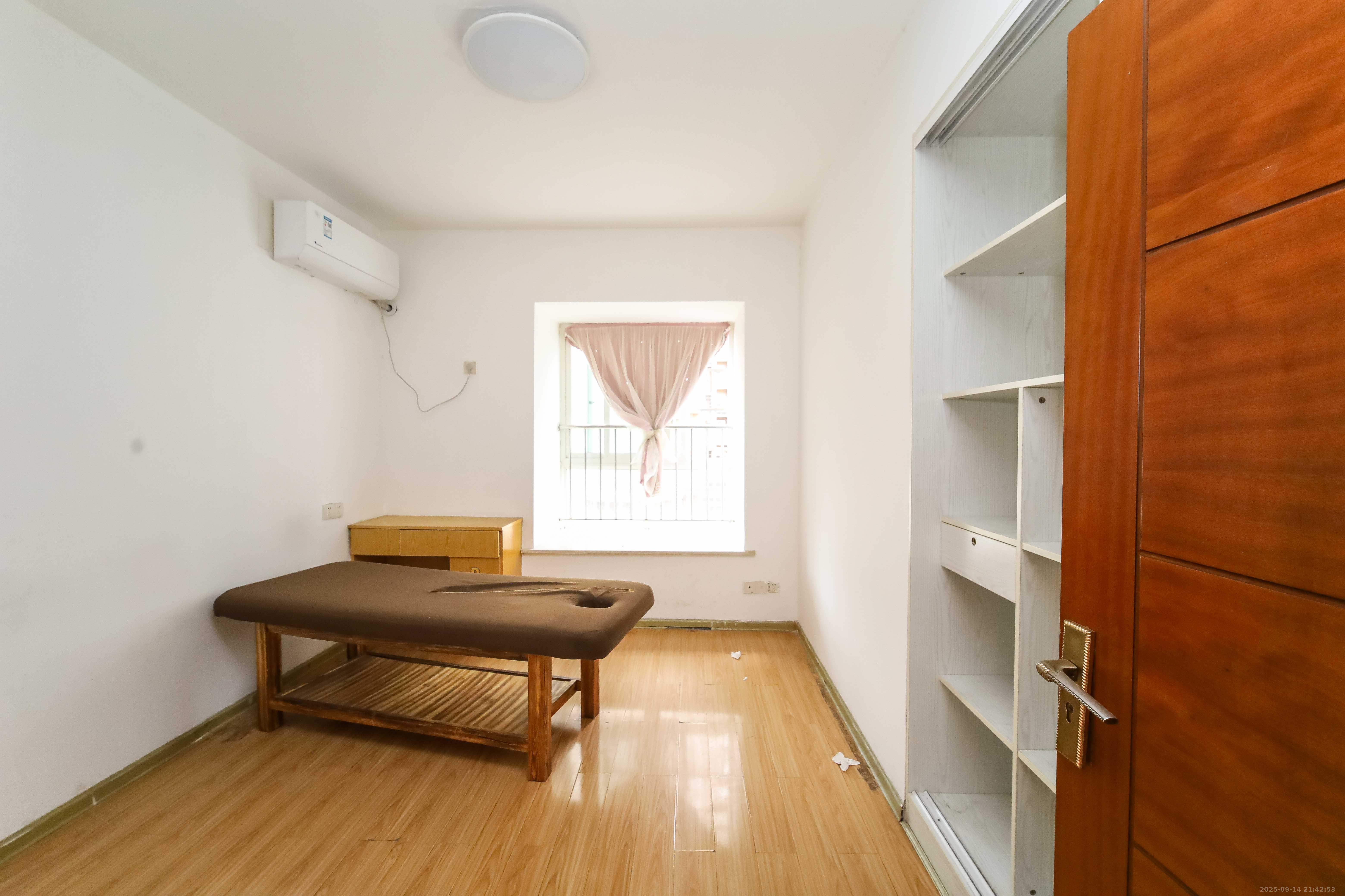 上河国际C区  4室2厅2卫    99.0万卧室