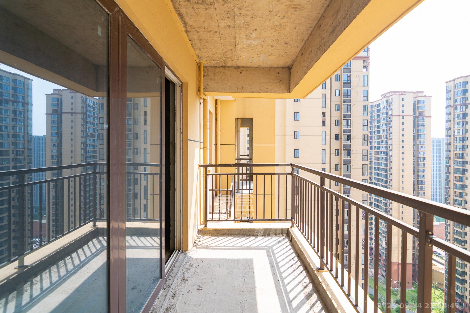 富兴悦府(富兴学府名邸) 4室2厅2卫 73.0万 富兴悦府(富兴学府名邸) 4室2厅2卫 73.0万阳台