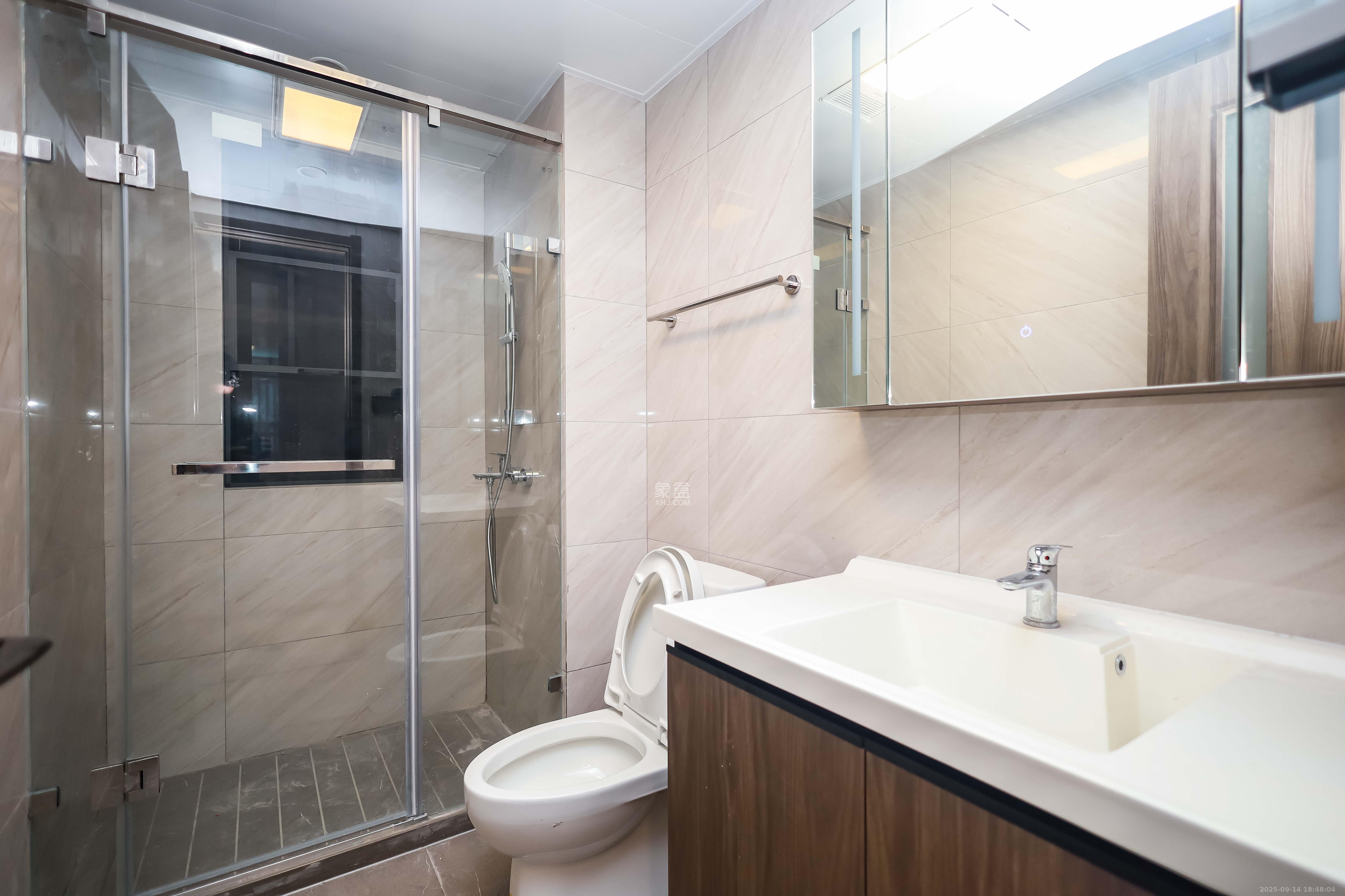 龙湖舜山府  3室2厅2卫    180.0万卫生间