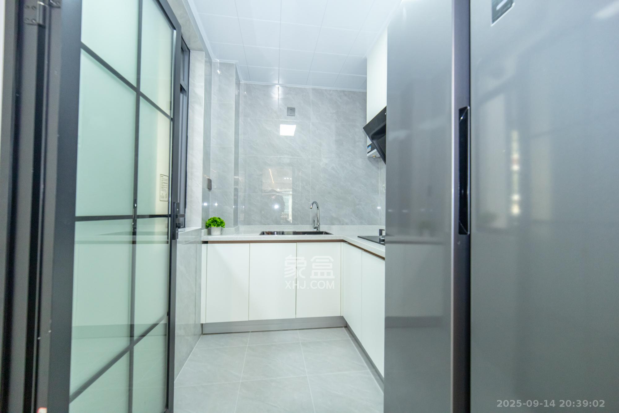 卧龙居国际村  4室2厅2卫    68.0万厨房