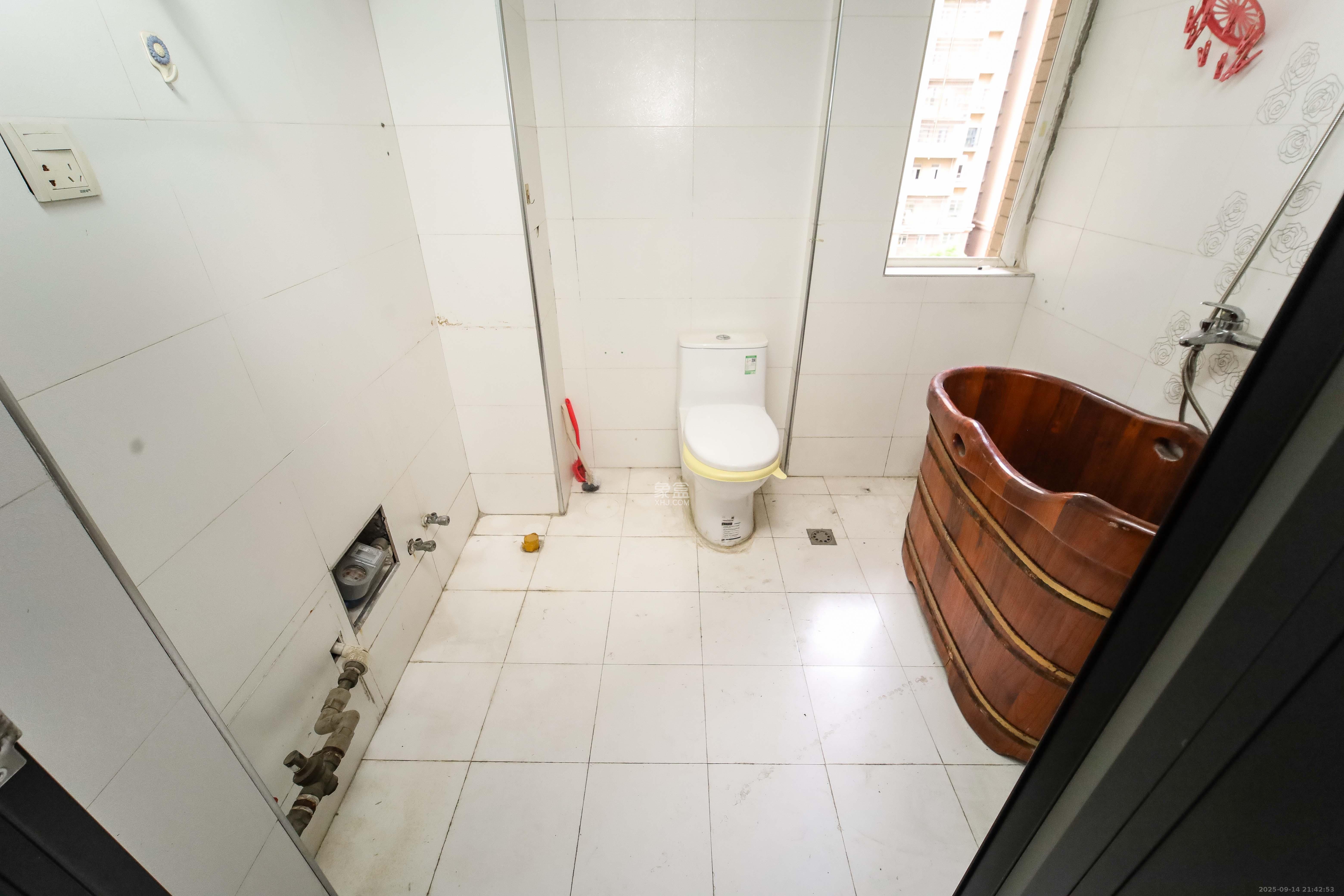 上河国际C区  4室2厅2卫    99.0万卫生间