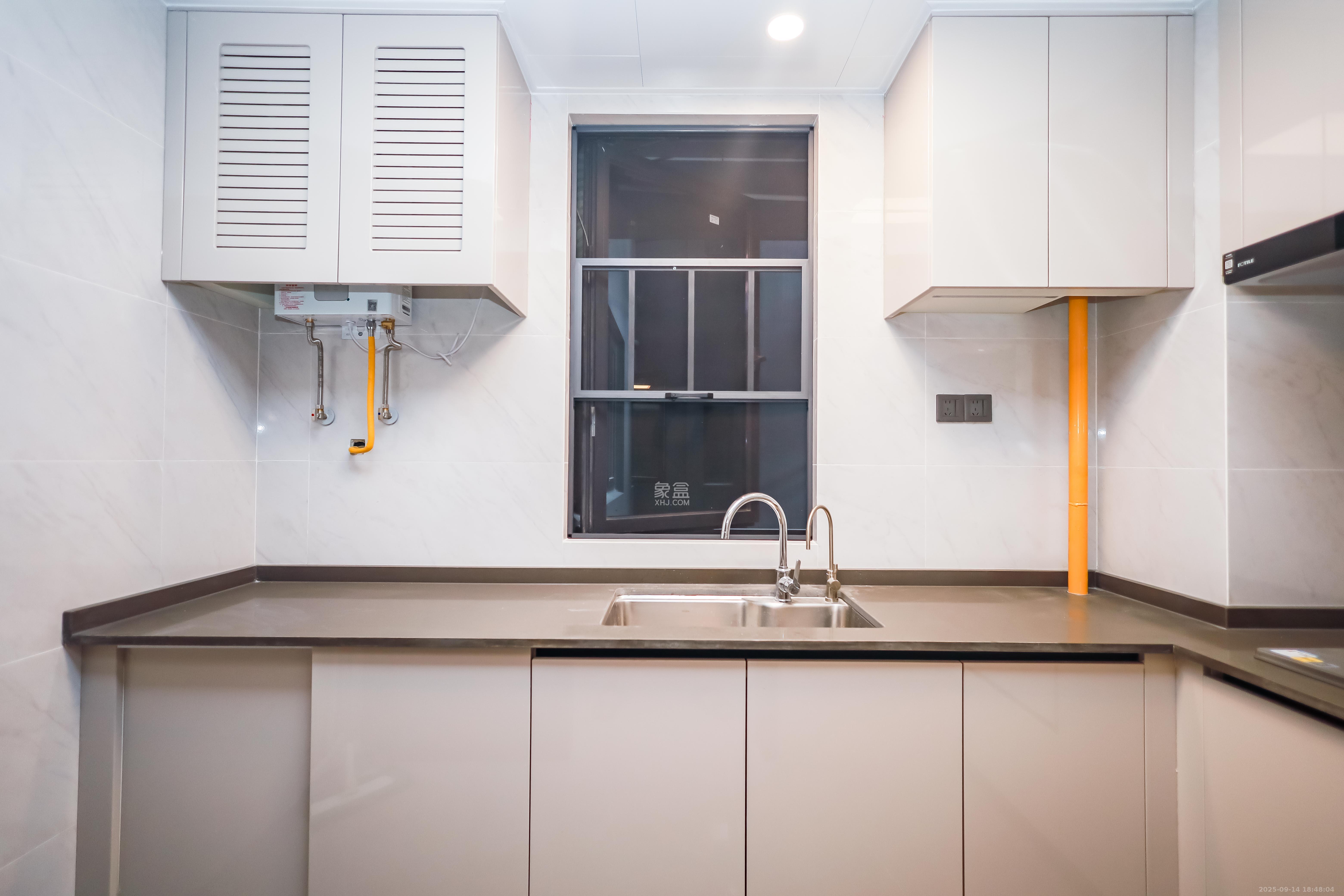 龙湖舜山府  3室2厅2卫    180.0万厨房