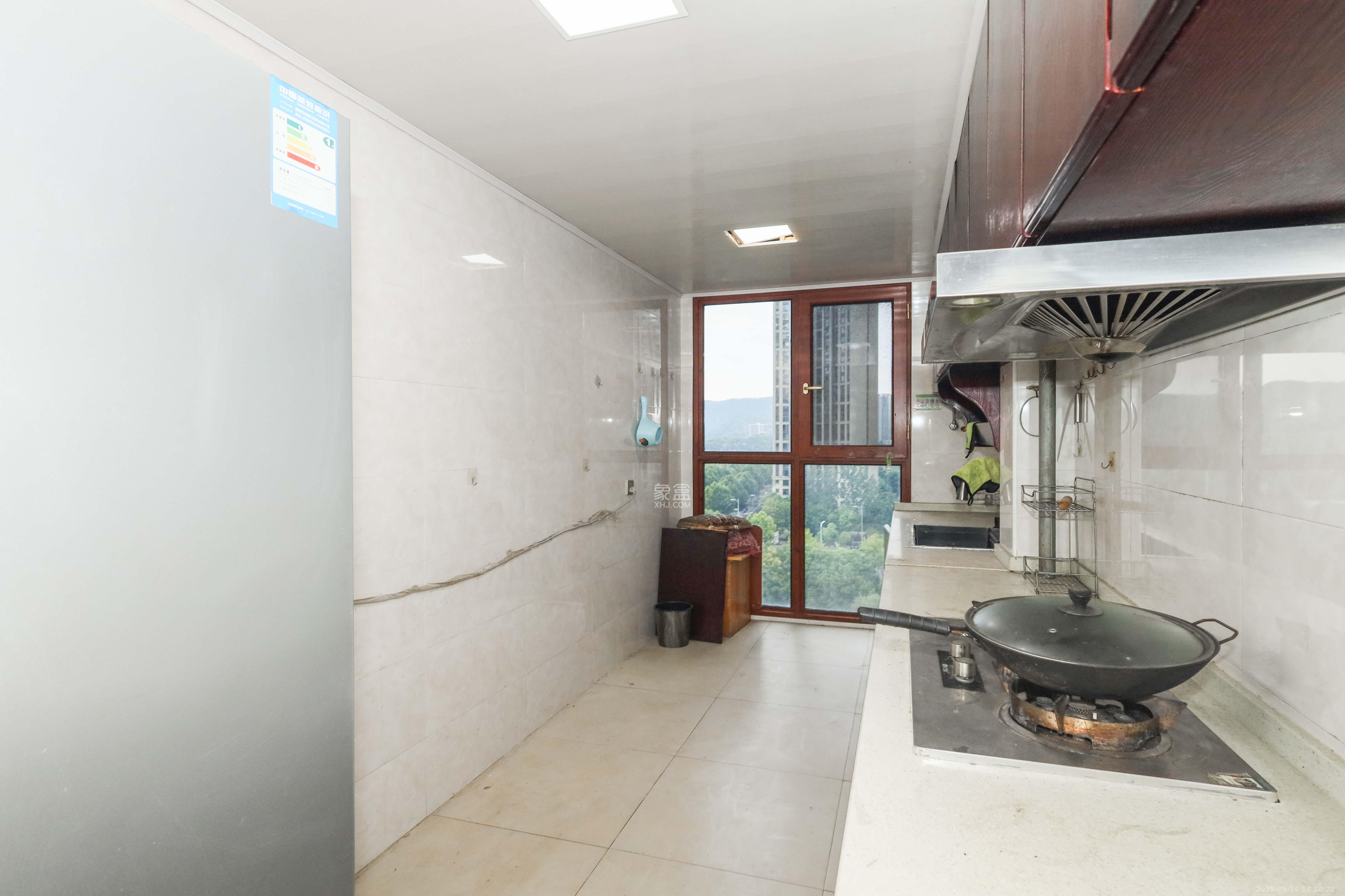 和泓梅溪四季 4室2厅2卫 180.0万 和泓梅溪四季 4室2厅2卫 180.0万厨房