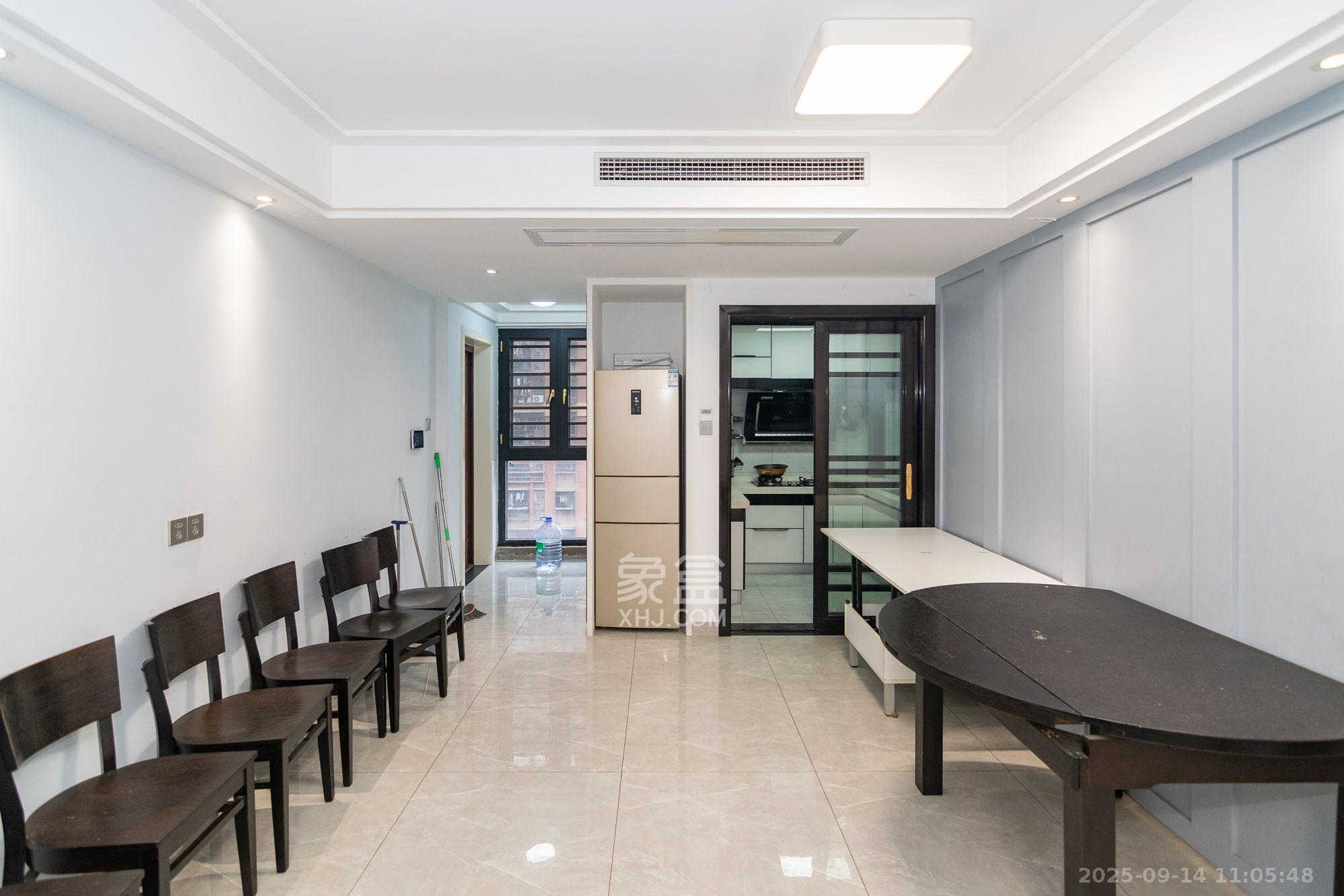 新城国际花都  4室2厅2卫    2200.0元/月室内图