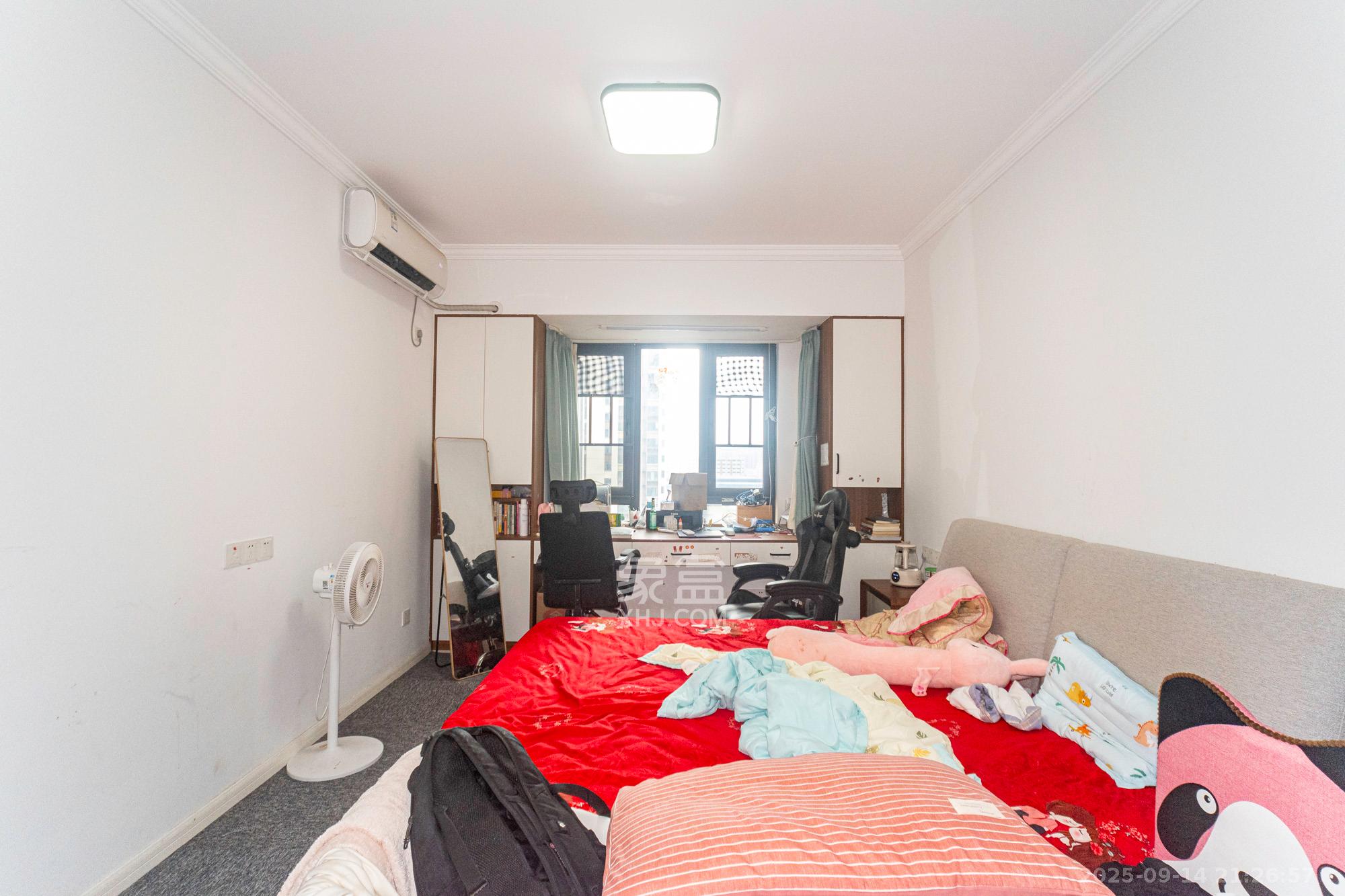 华远海蓝郡  3室2厅2卫    79.0万卧室