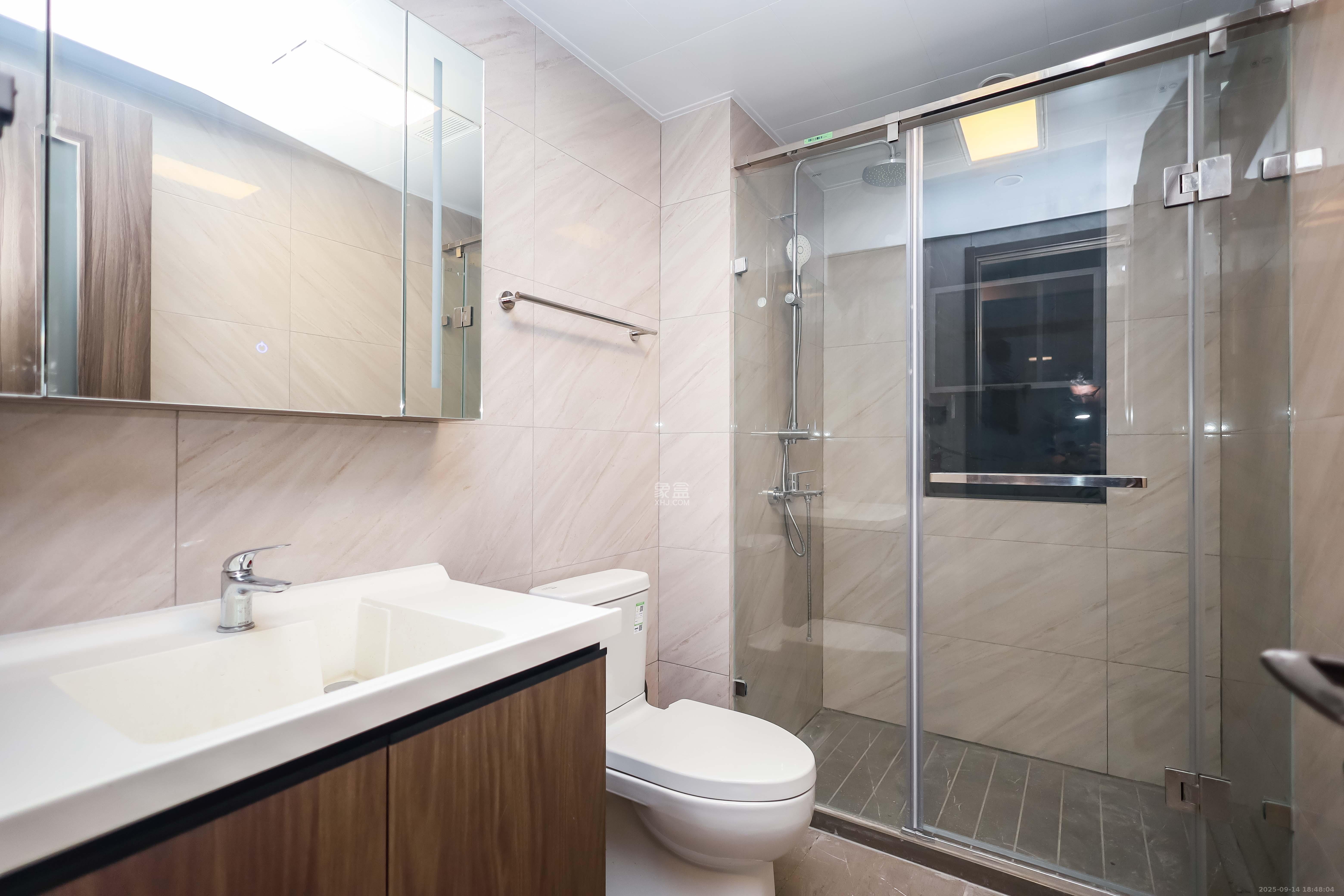 龙湖舜山府  3室2厅2卫    180.0万卫生间