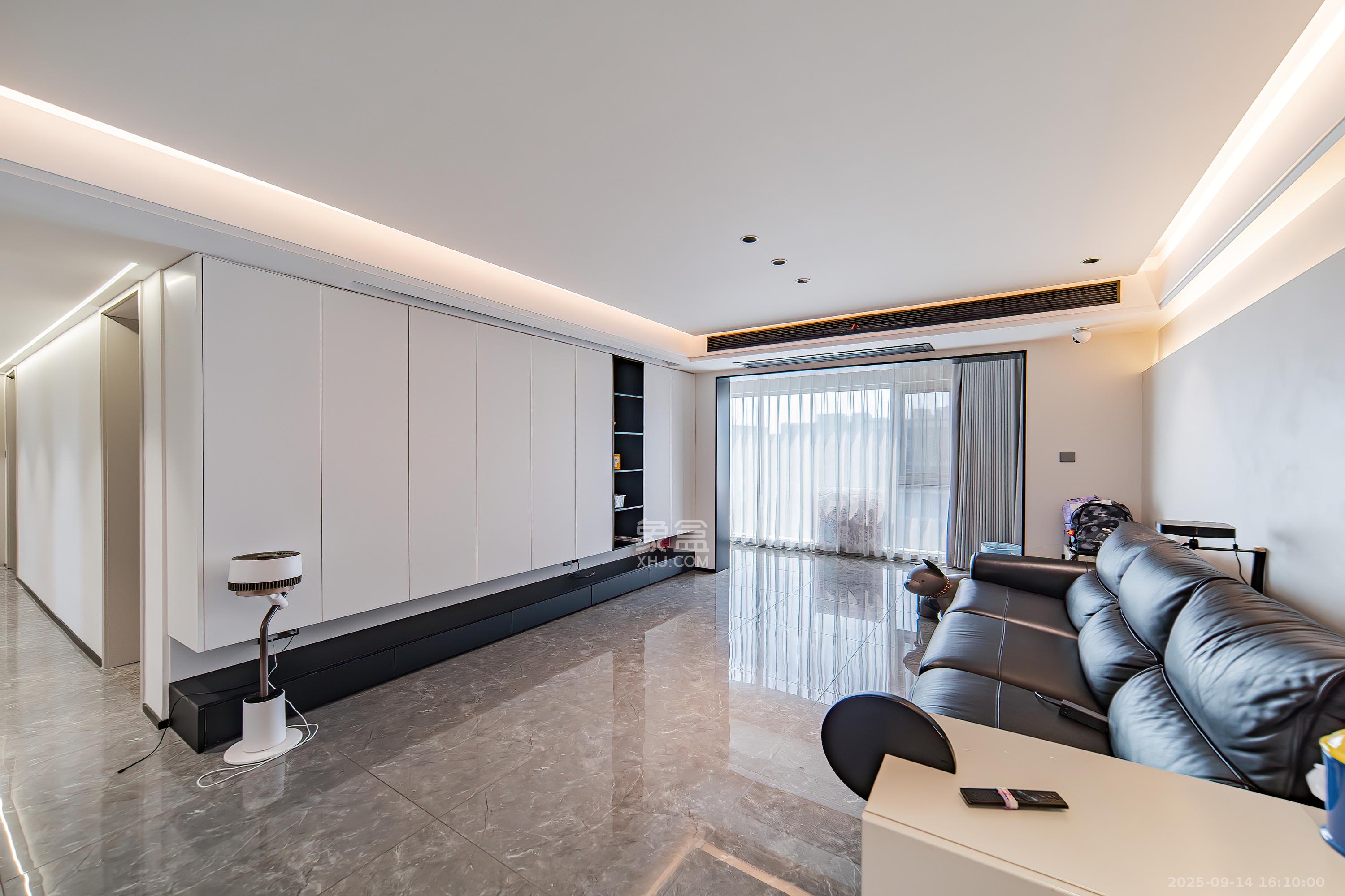 中海阅麓山一期  4室2厅2卫    235.0万客厅