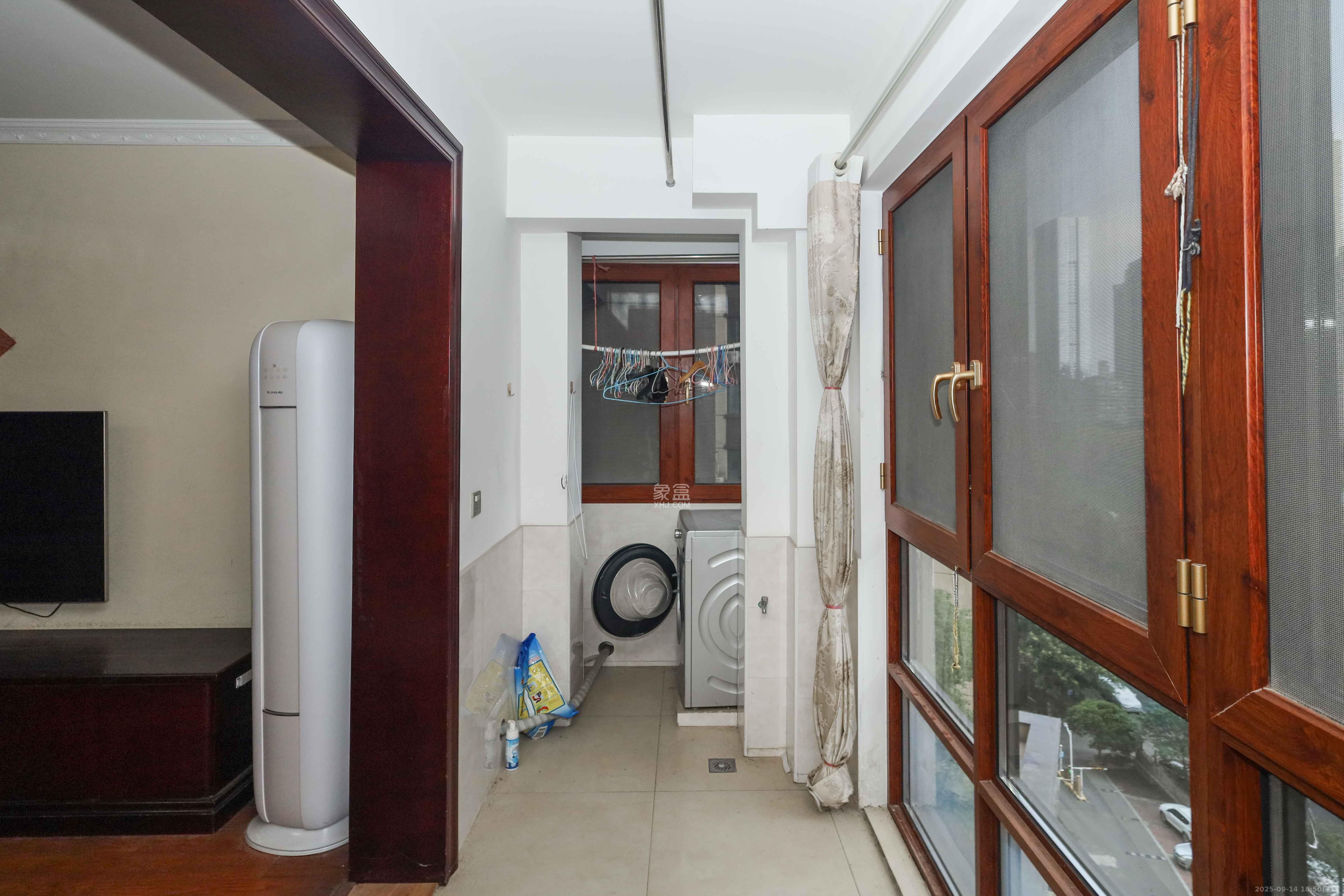 和泓梅溪四季 4室2厅2卫 180.0万 和泓梅溪四季 4室2厅2卫 180.0万阳台