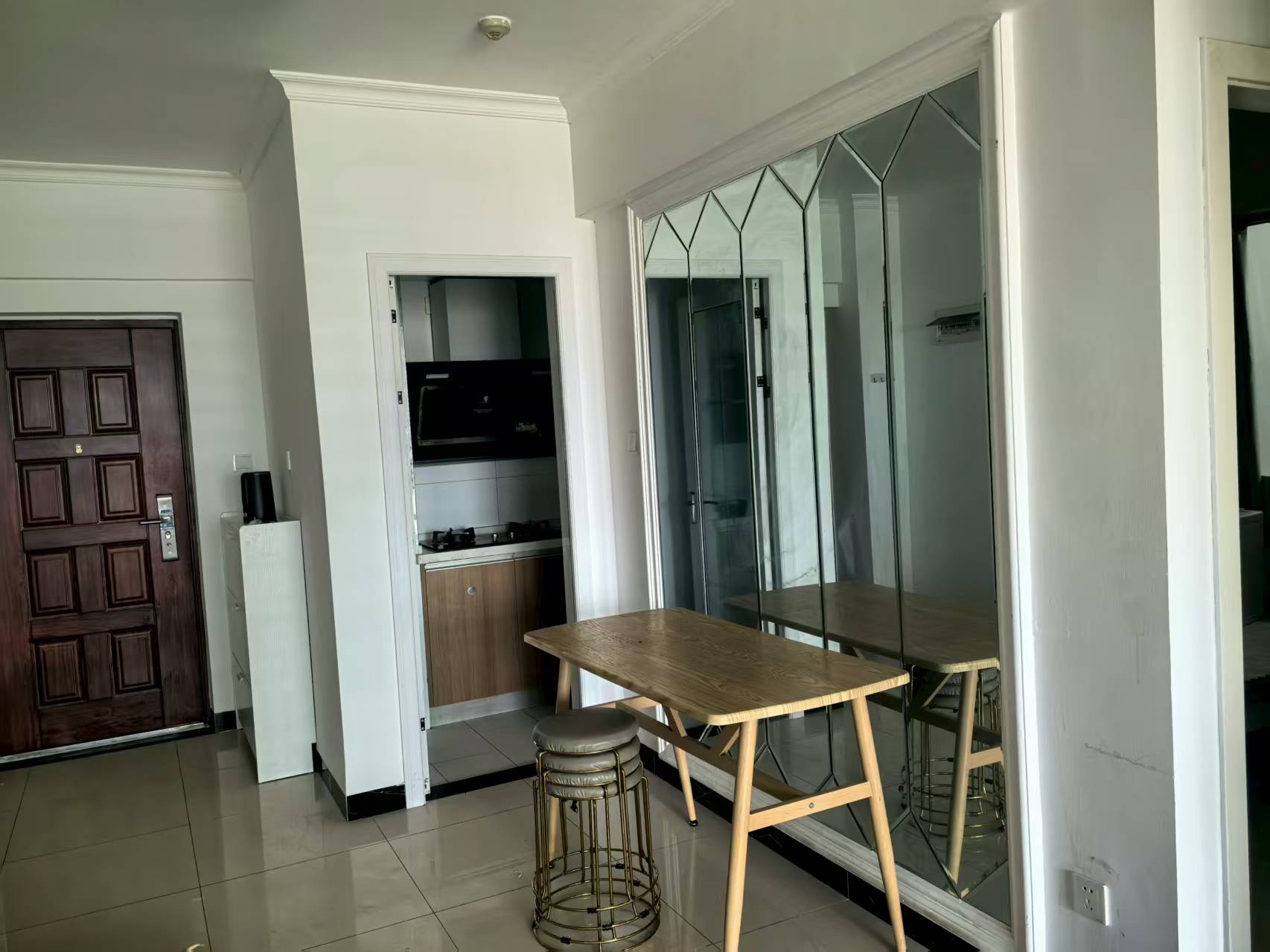 华盛中央公园  3室1厅1卫    1800.0元/月 华盛中央公园  3室1厅1卫    1800.0元/月室内图