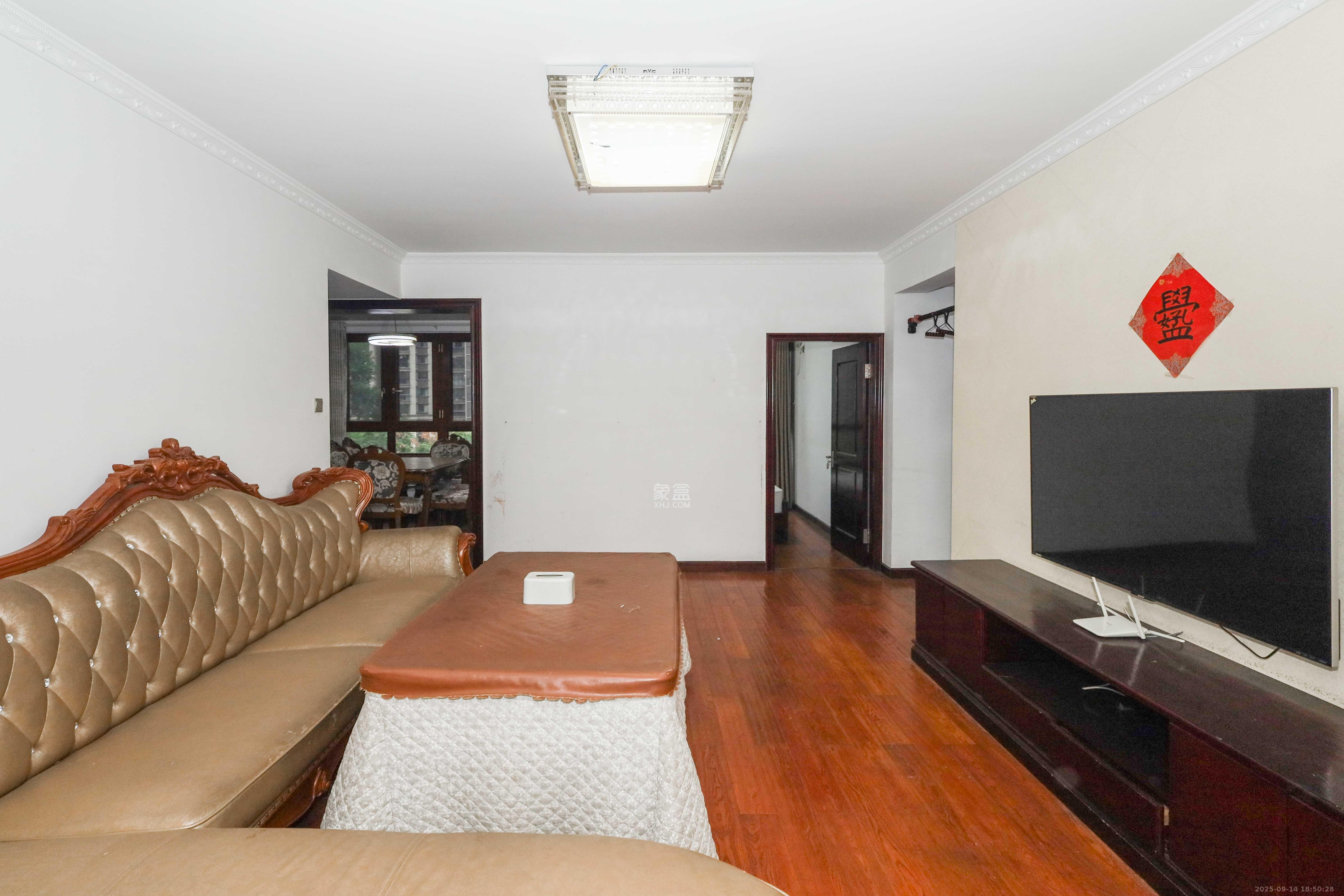 和泓梅溪四季 4室2厅2卫 180.0万 和泓梅溪四季 4室2厅2卫 180.0万客厅