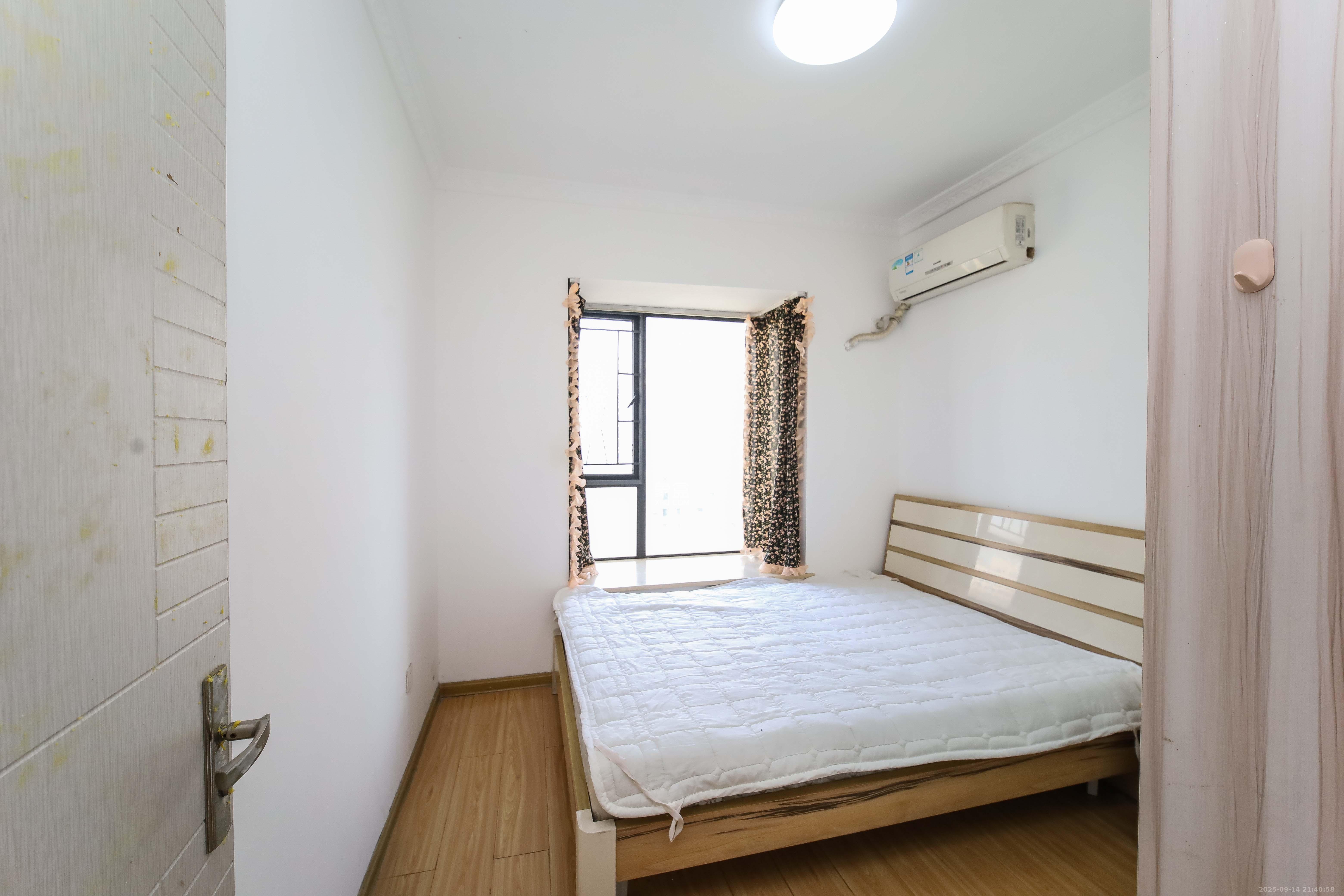 鸿基橄榄君庭  4室2厅2卫    96.0万 鸿基橄榄君庭  4室2厅2卫    96.0万卧室