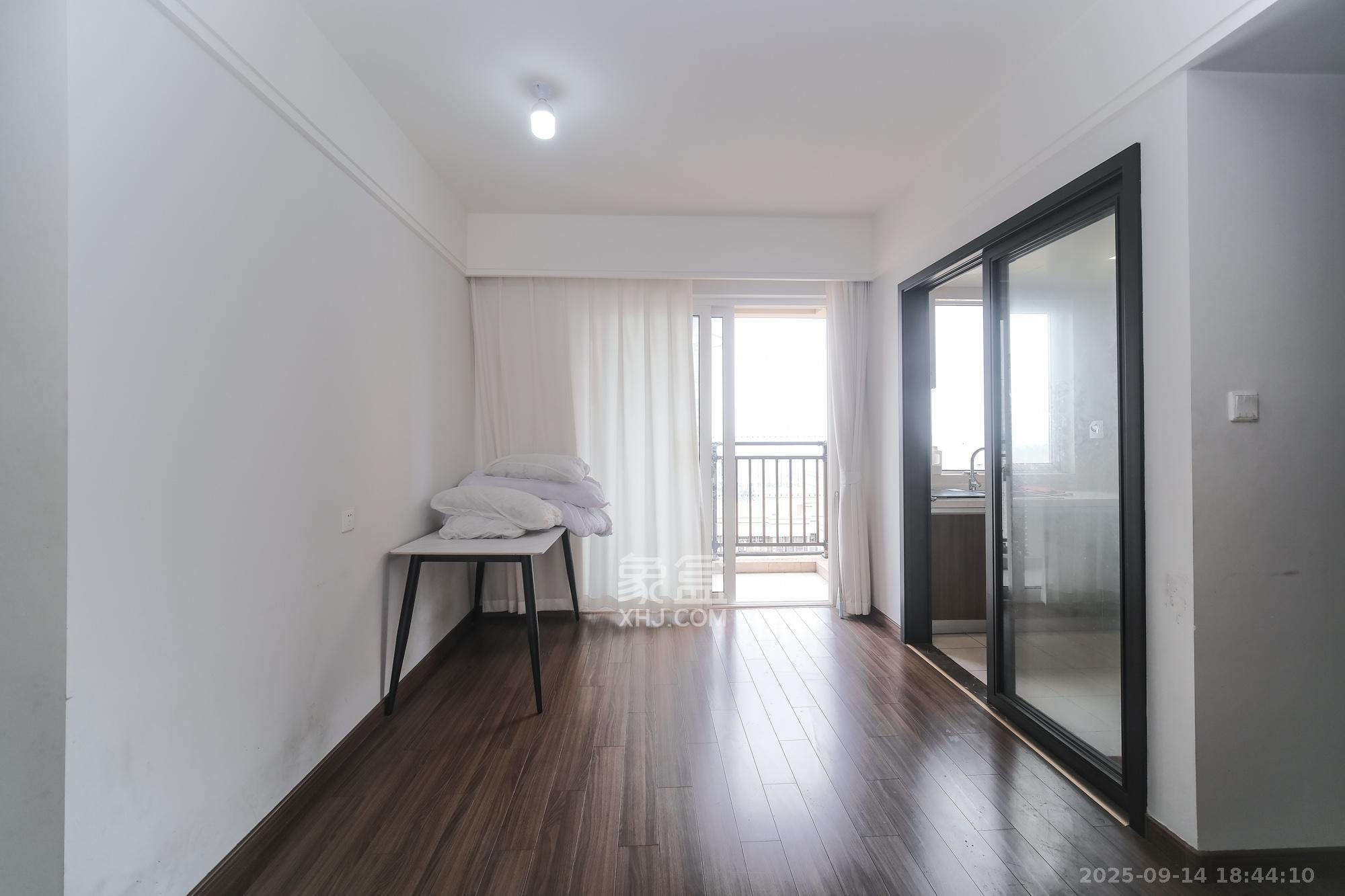 保利香槟国际 4室2厅2卫 100.0万 保利香槟国际 4室2厅2卫 100.0万客厅