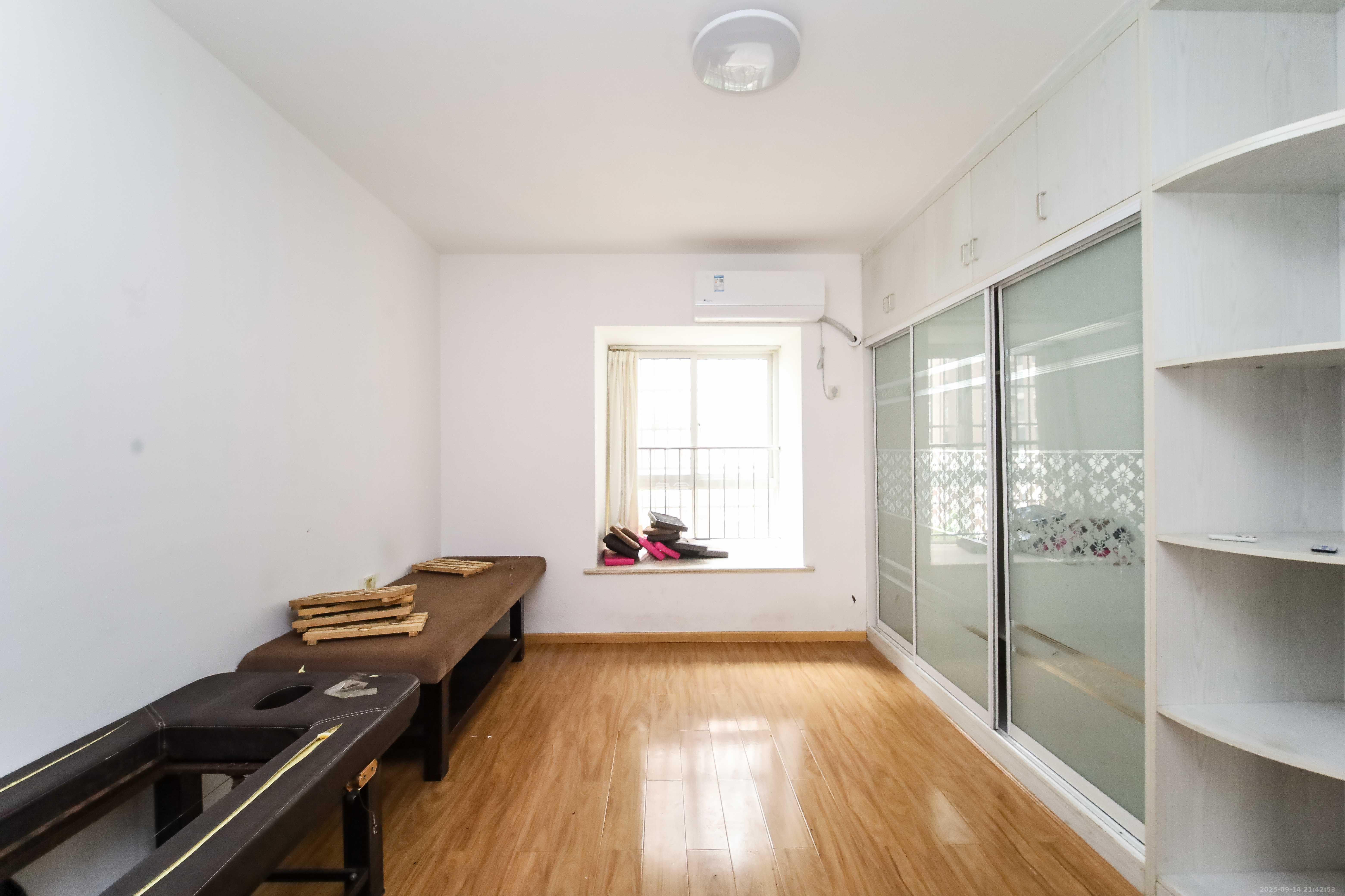 上河国际C区 4室2厅2卫 99.0万 上河国际C区 4室2厅2卫 99.0万卧室