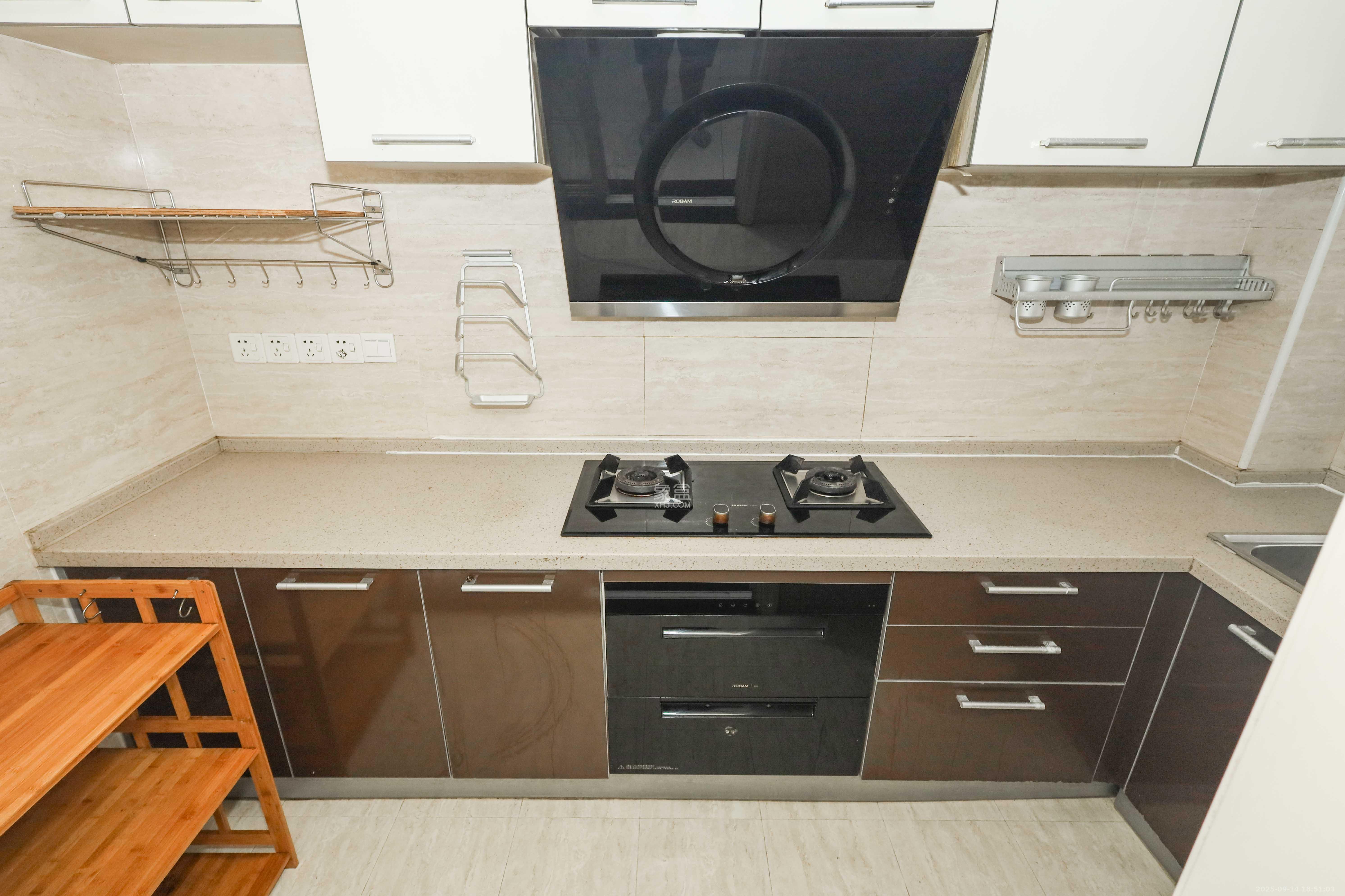 保利麓谷林语C区 3室2厅1卫 83.0万 保利麓谷林语C区 3室2厅1卫 83.0万厨房