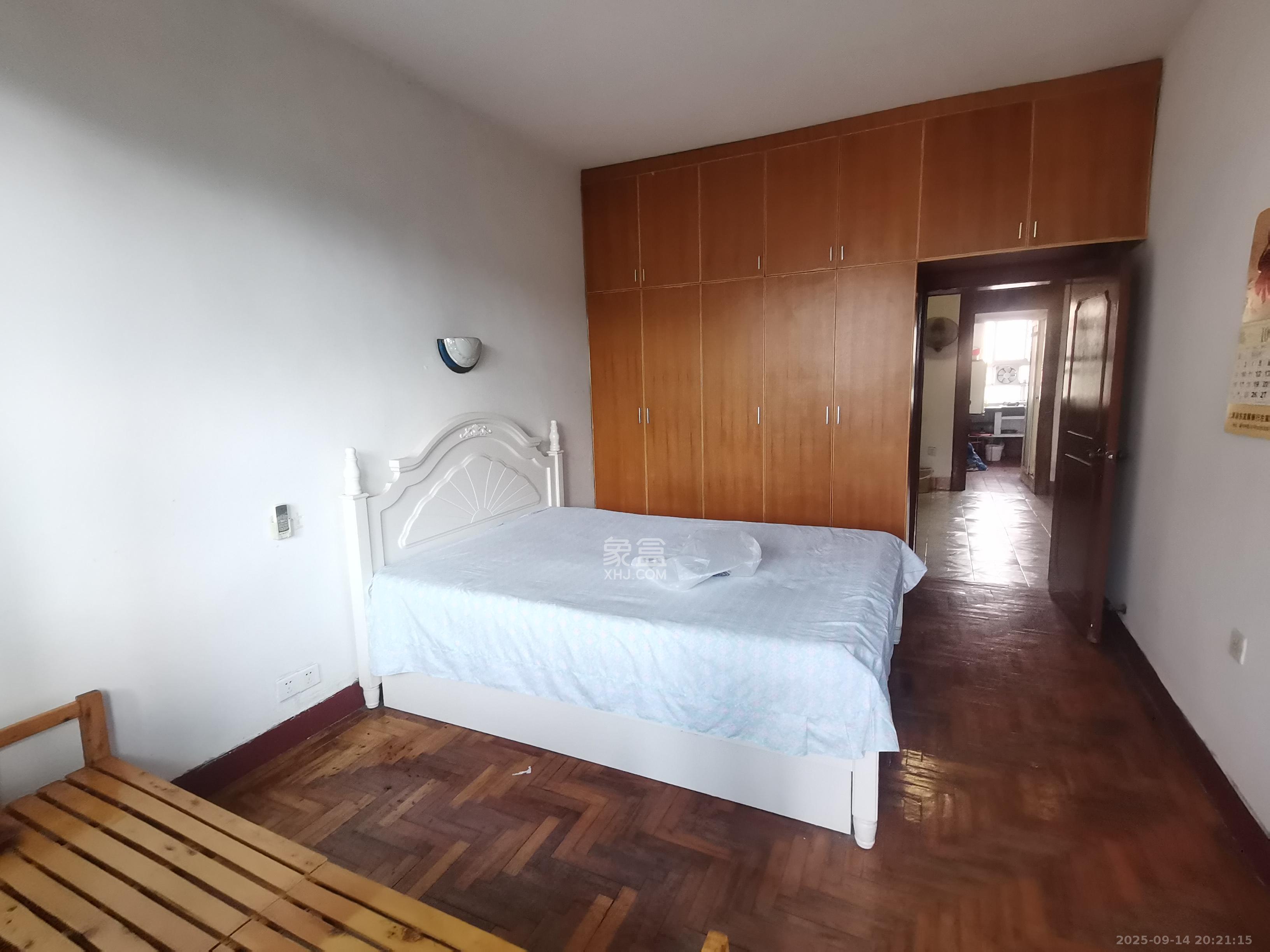 化油器厂宿舍 2室2厅1卫 1400.0元/月 化油器厂宿舍 2室2厅1卫 1400.0元/月室内图