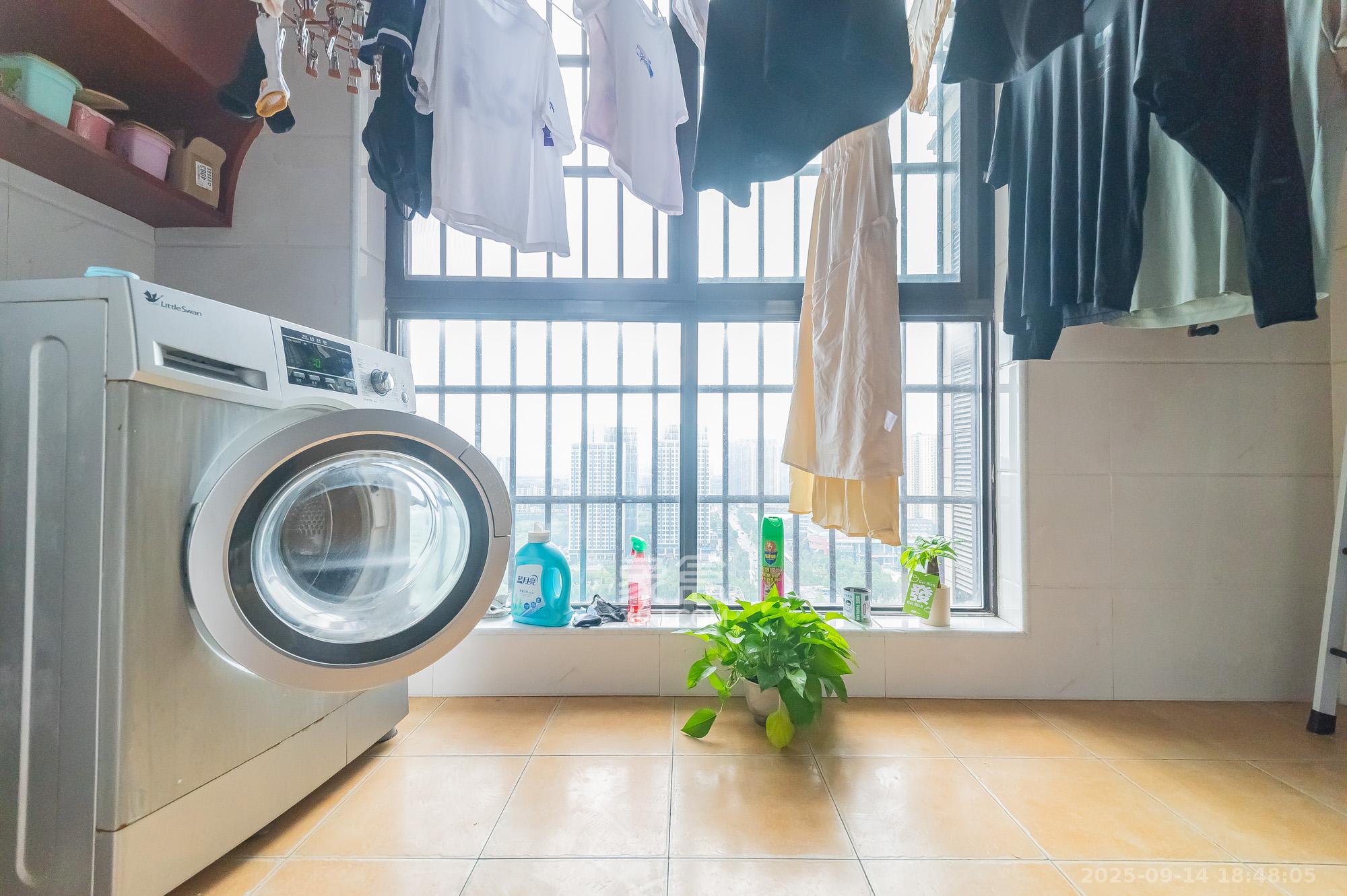 星湖湾一期高层  4室2厅2卫    85.0万阳台