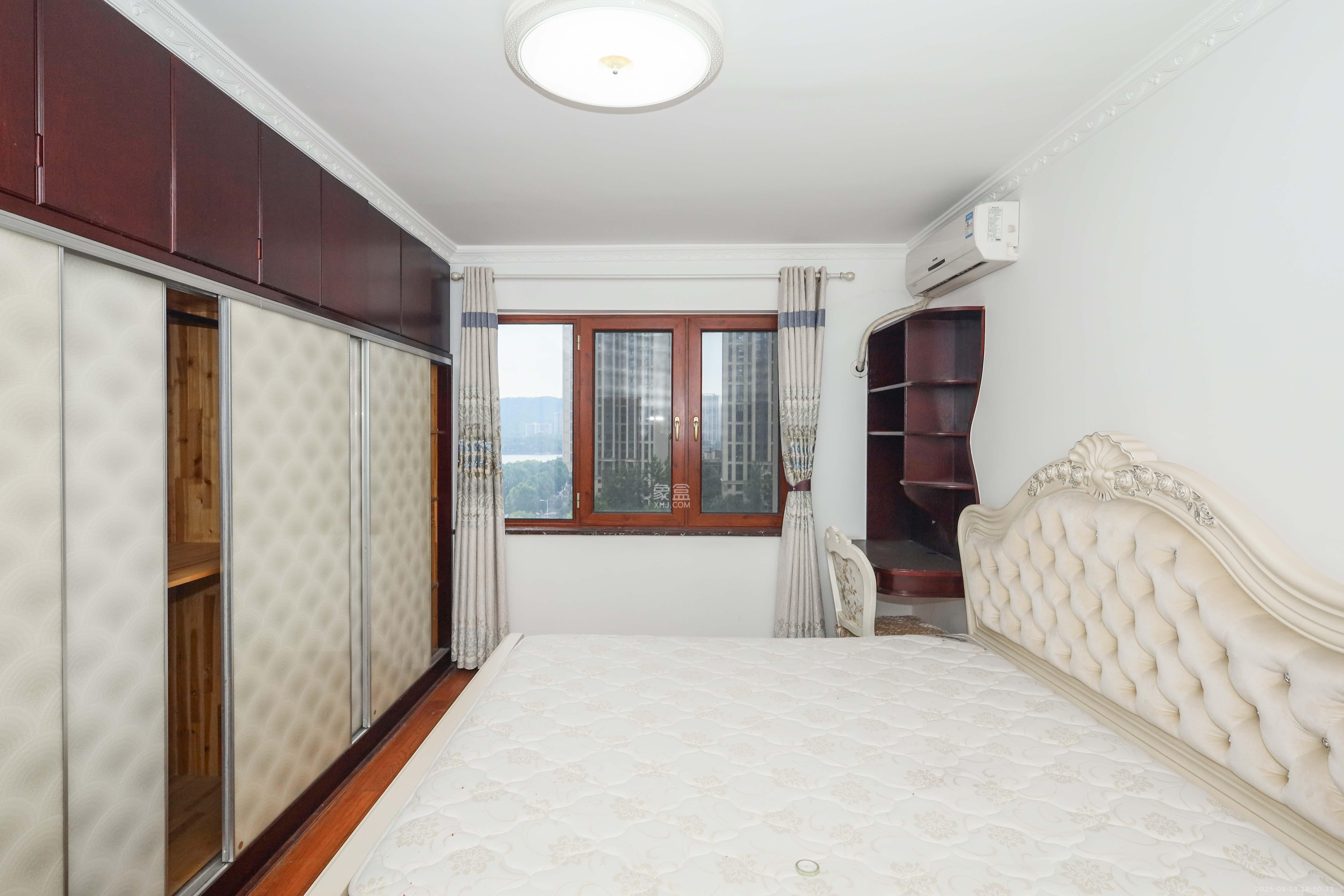 和泓梅溪四季 4室2厅2卫 180.0万 和泓梅溪四季 4室2厅2卫 180.0万卧室