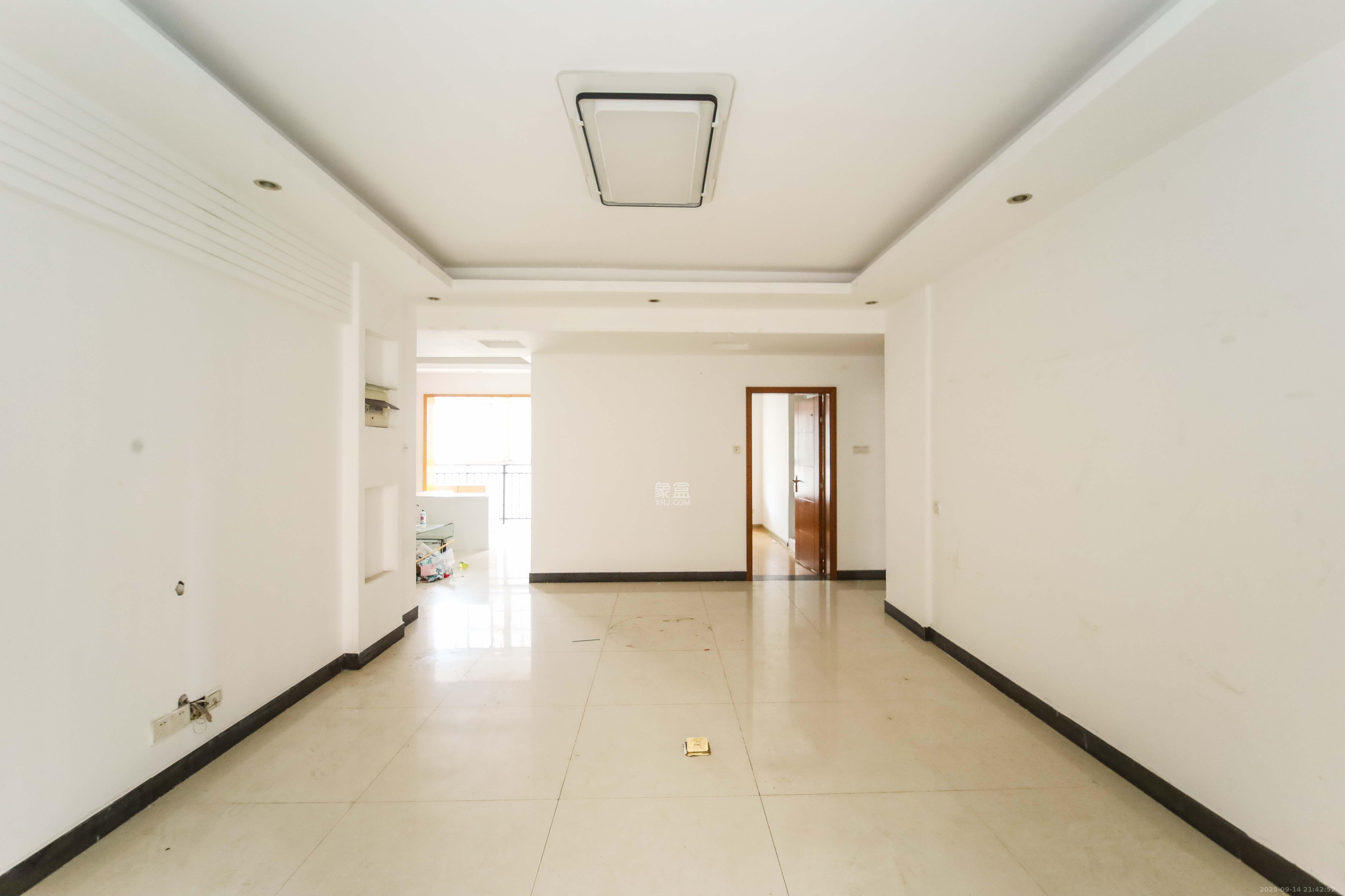 上河国际C区  4室2厅2卫    99.0万客厅