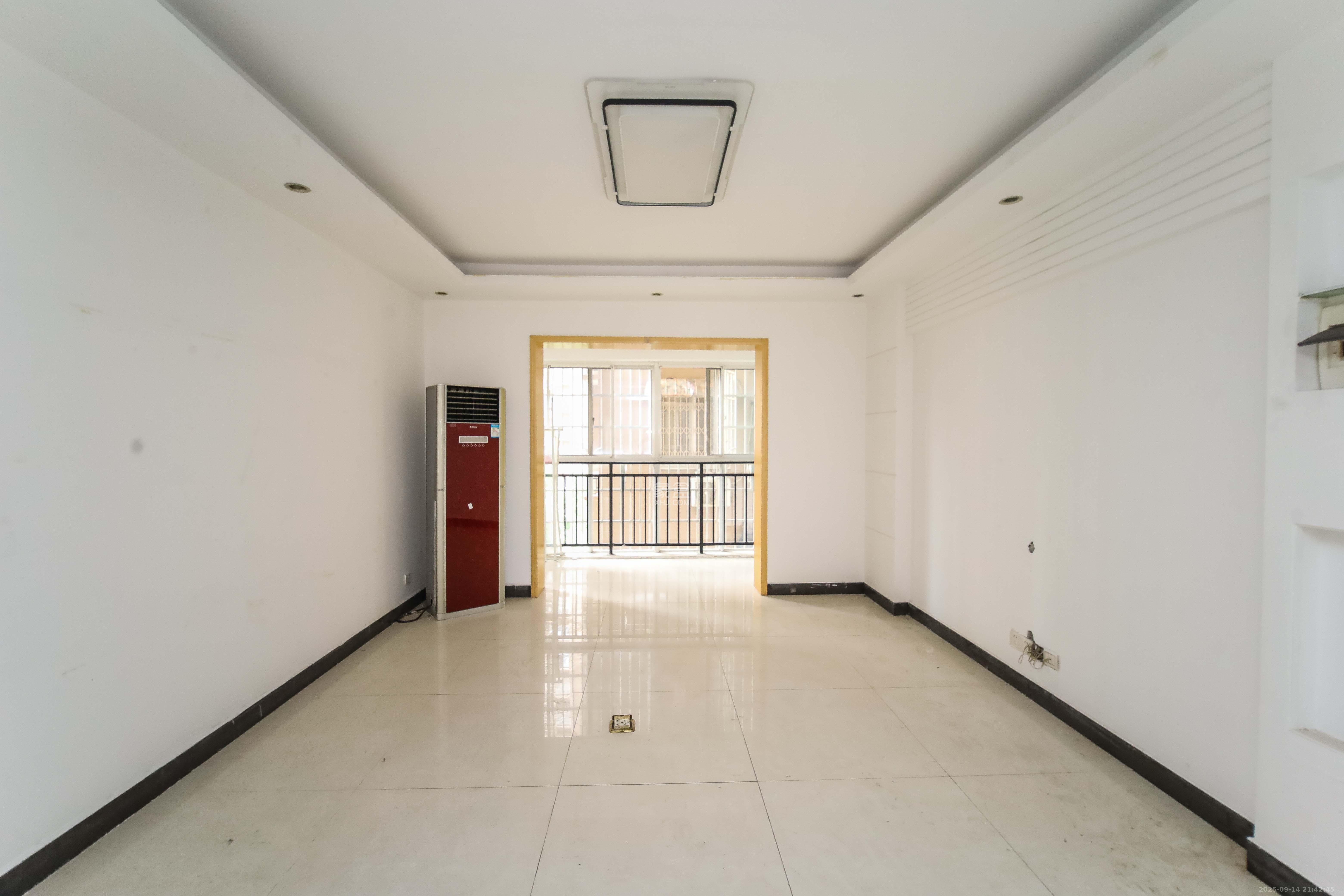 上河国际C区 4室2厅2卫 99.0万 上河国际C区 4室2厅2卫 99.0万客厅