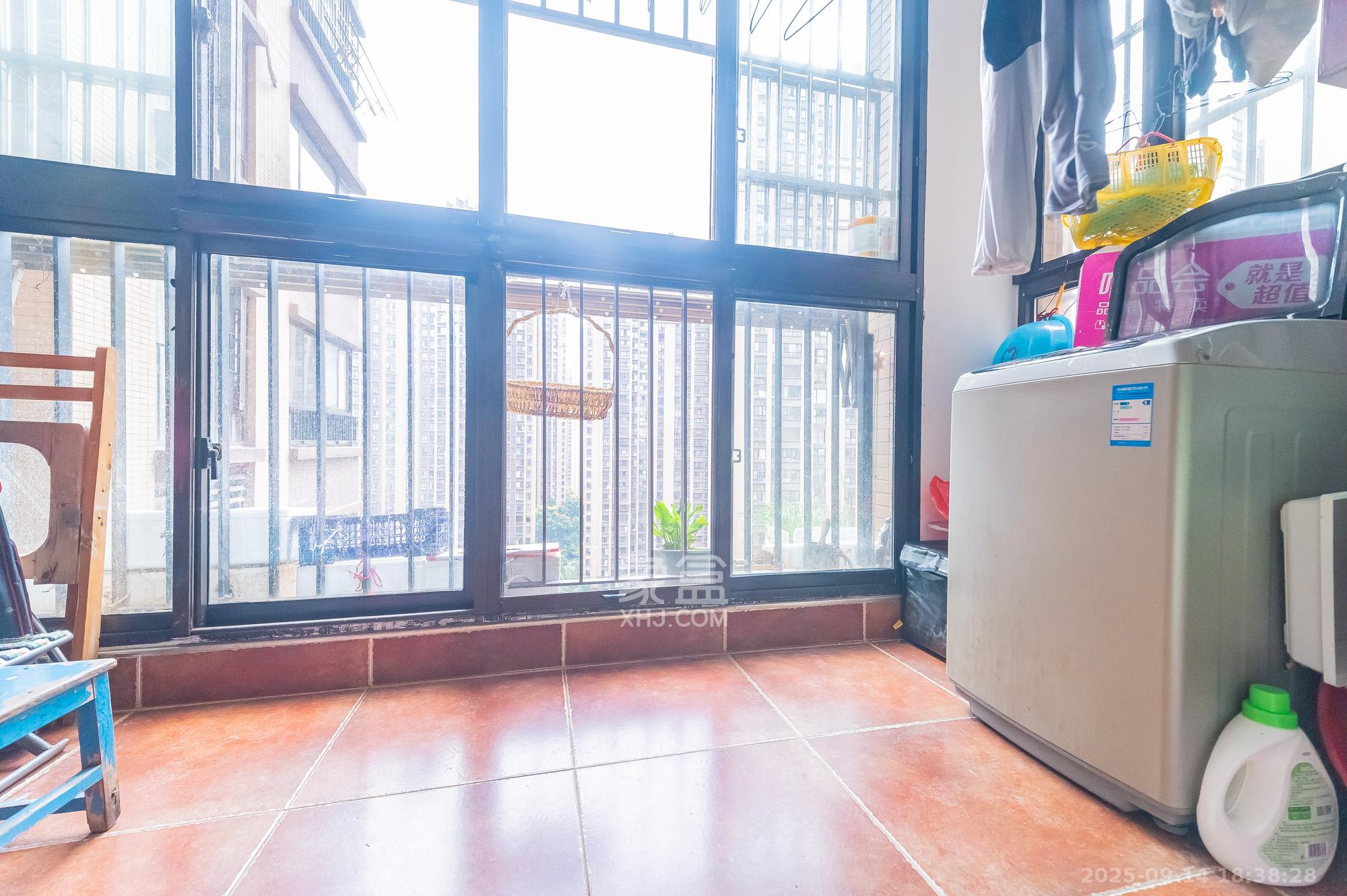 华润凤凰城三期  3室2厅2卫    97.0万阳台