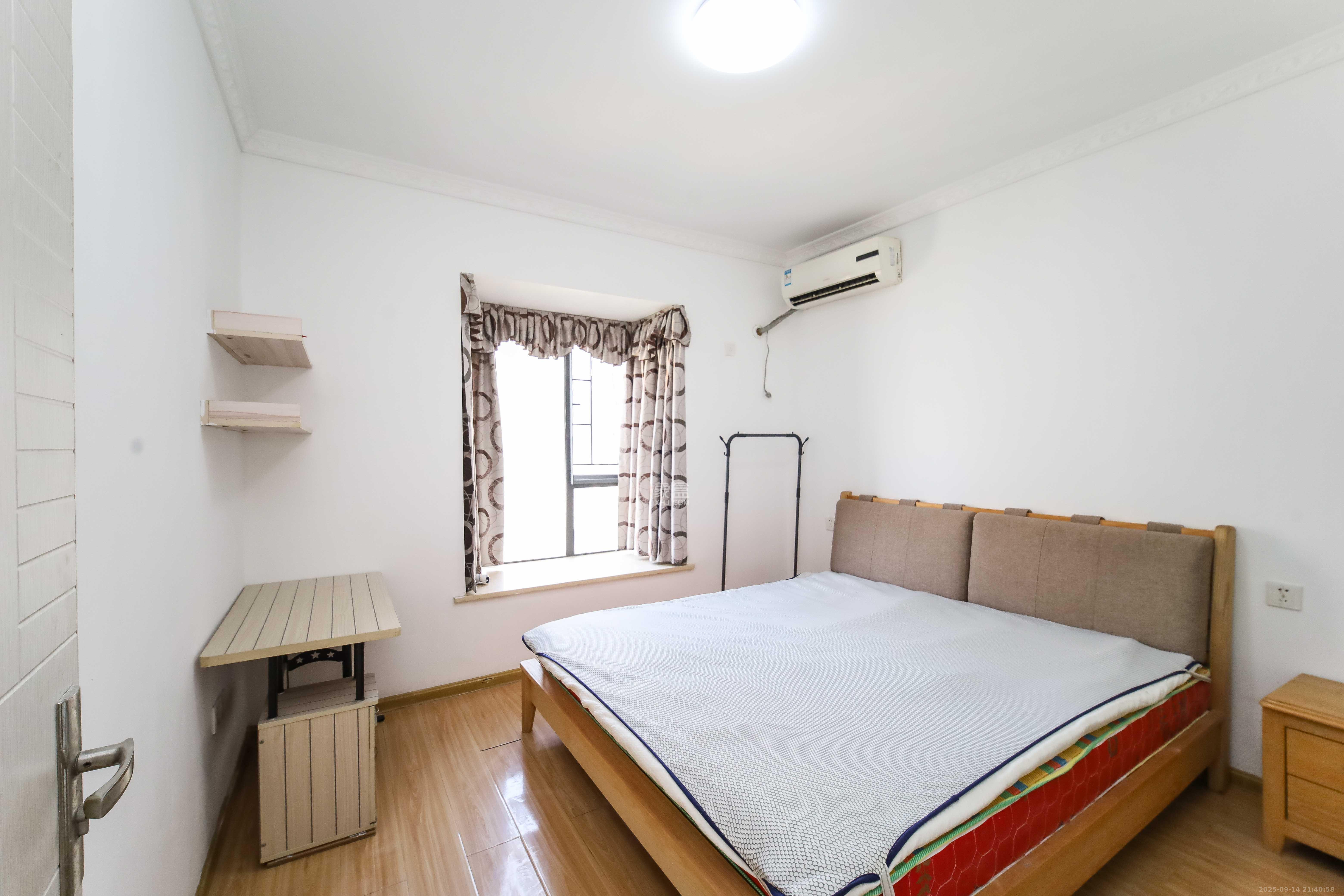 鸿基橄榄君庭  4室2厅2卫    96.0万 鸿基橄榄君庭  4室2厅2卫    96.0万卧室