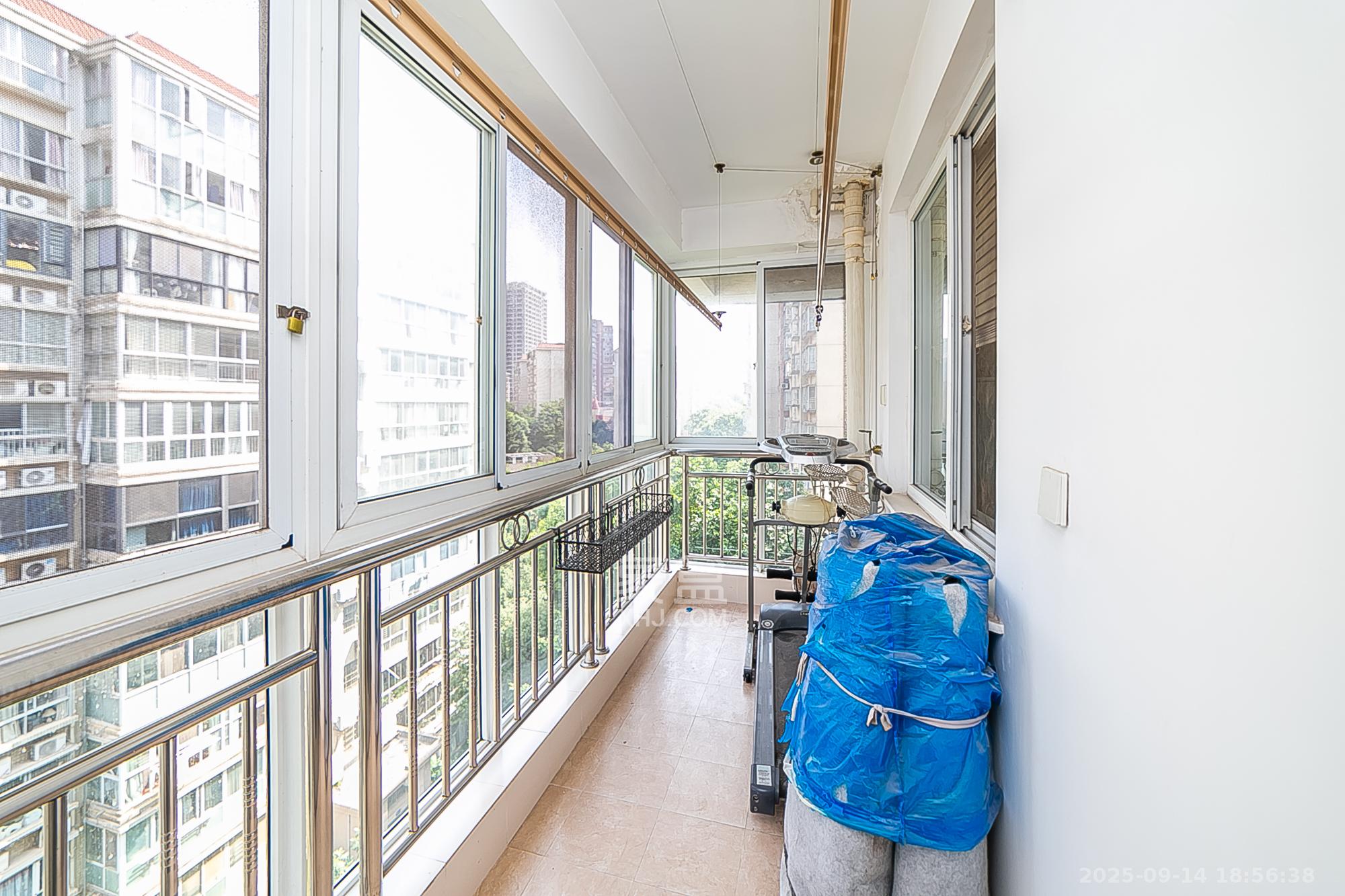 华银园  3室2厅2卫    93.8万 华银园  3室2厅2卫    93.8万阳台