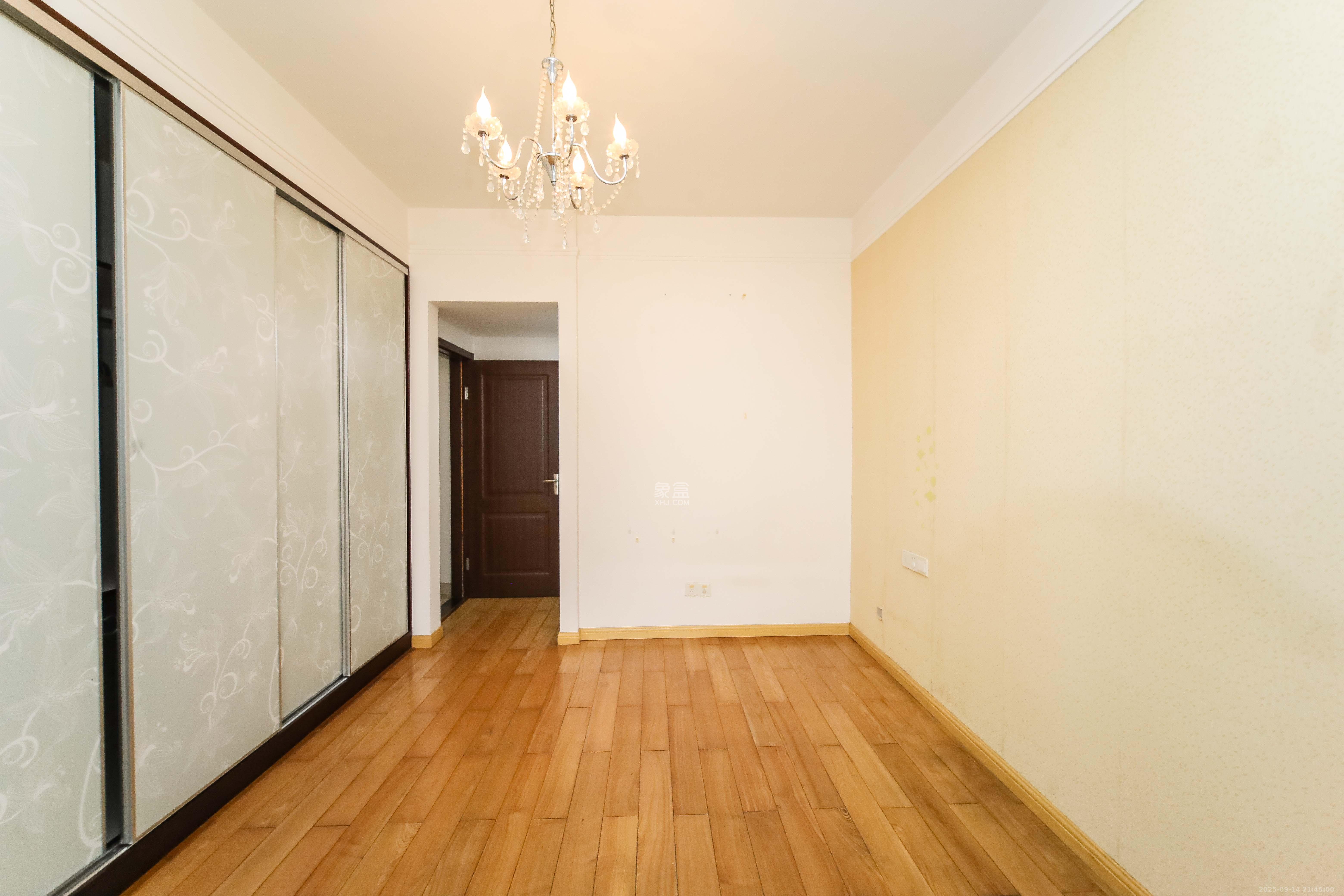 银港水晶城  3室2厅2卫    108.0万卧室