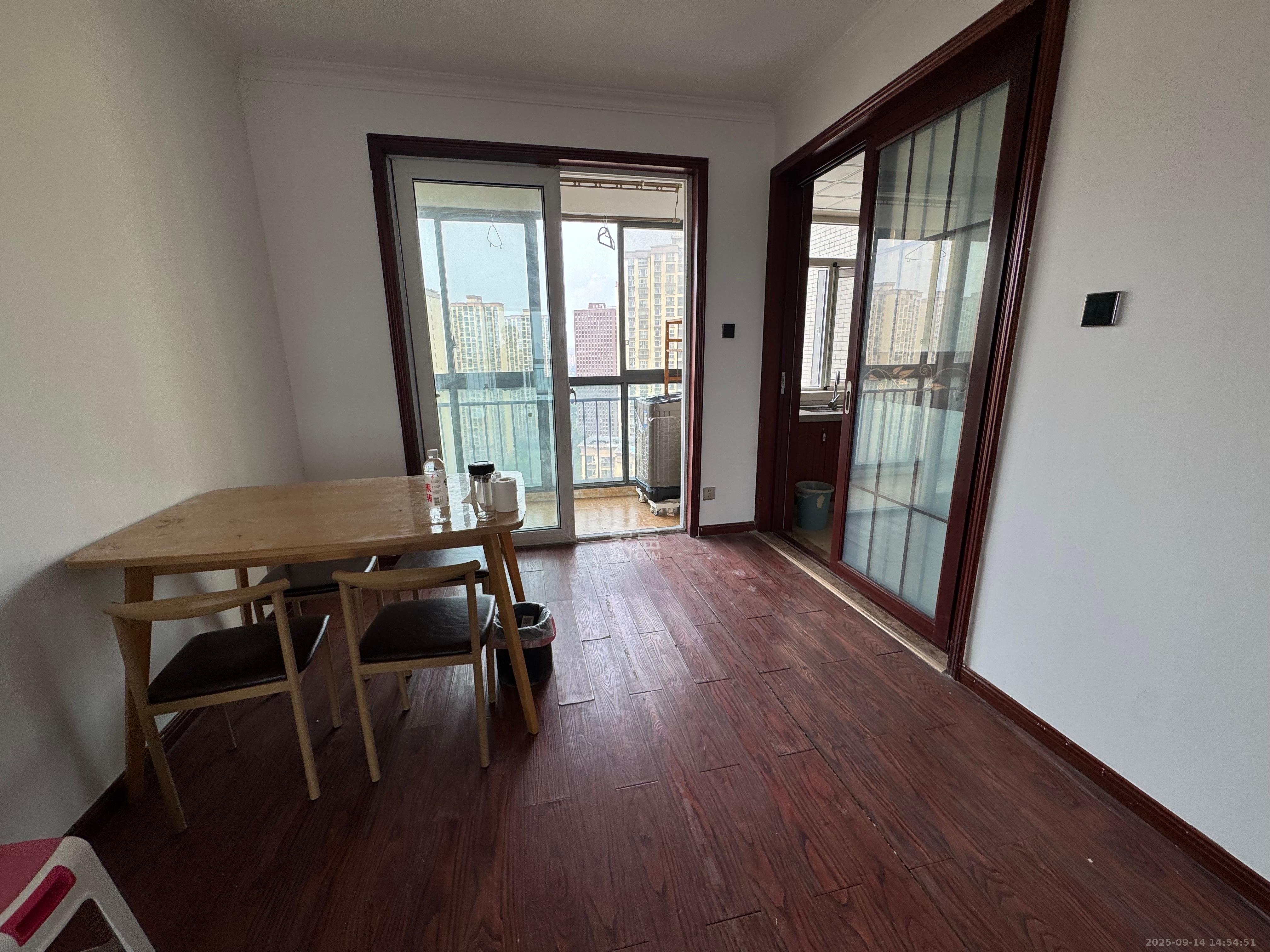 万国城(当代满庭春MOMA)一期 1室2厅2卫 2500.0元/月 万国城(当代满庭春MOMA)一期 1室2厅2卫 2500.0元/月室内图