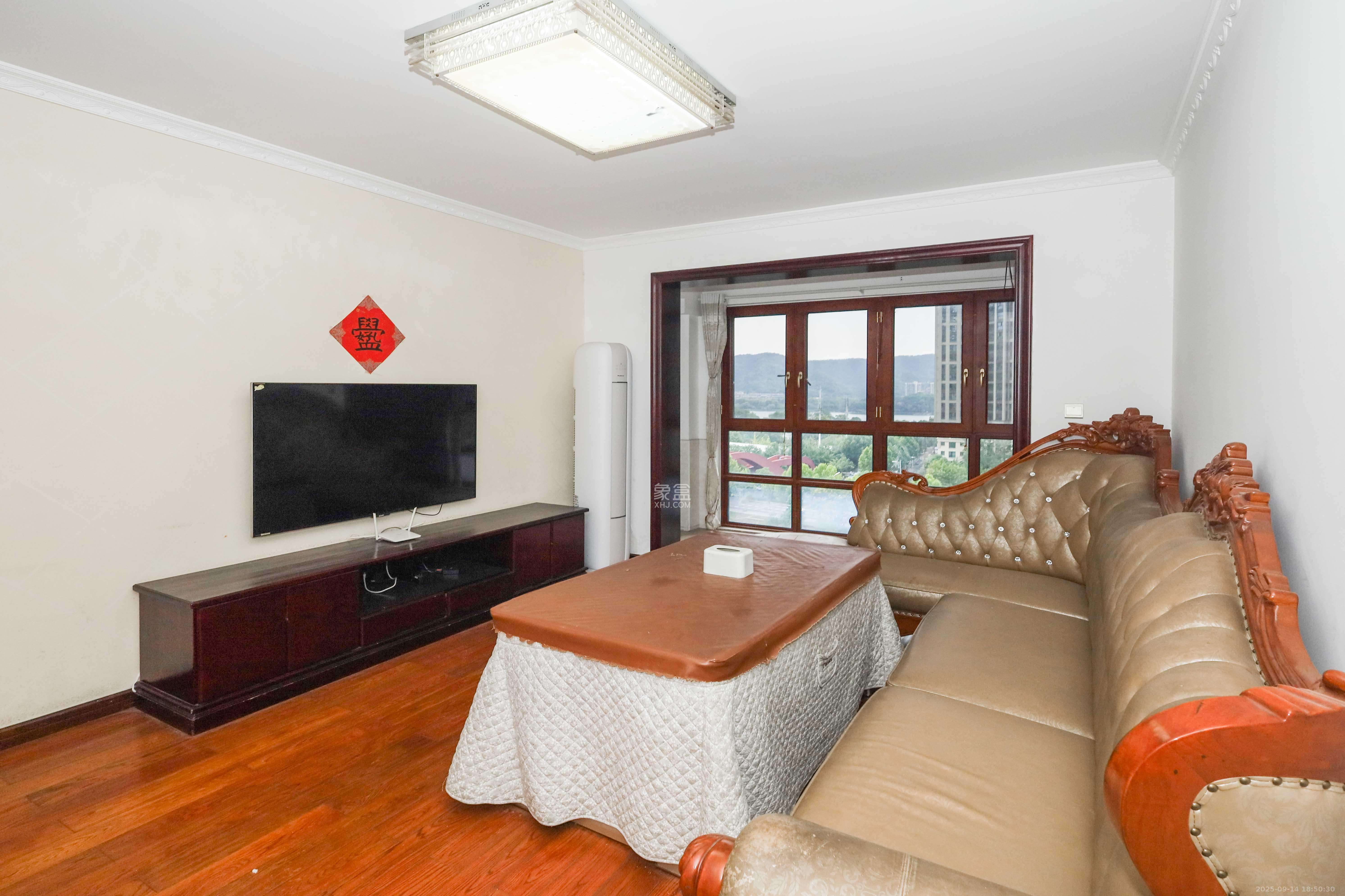 和泓梅溪四季 4室2厅2卫 180.0万 和泓梅溪四季 4室2厅2卫 180.0万客厅