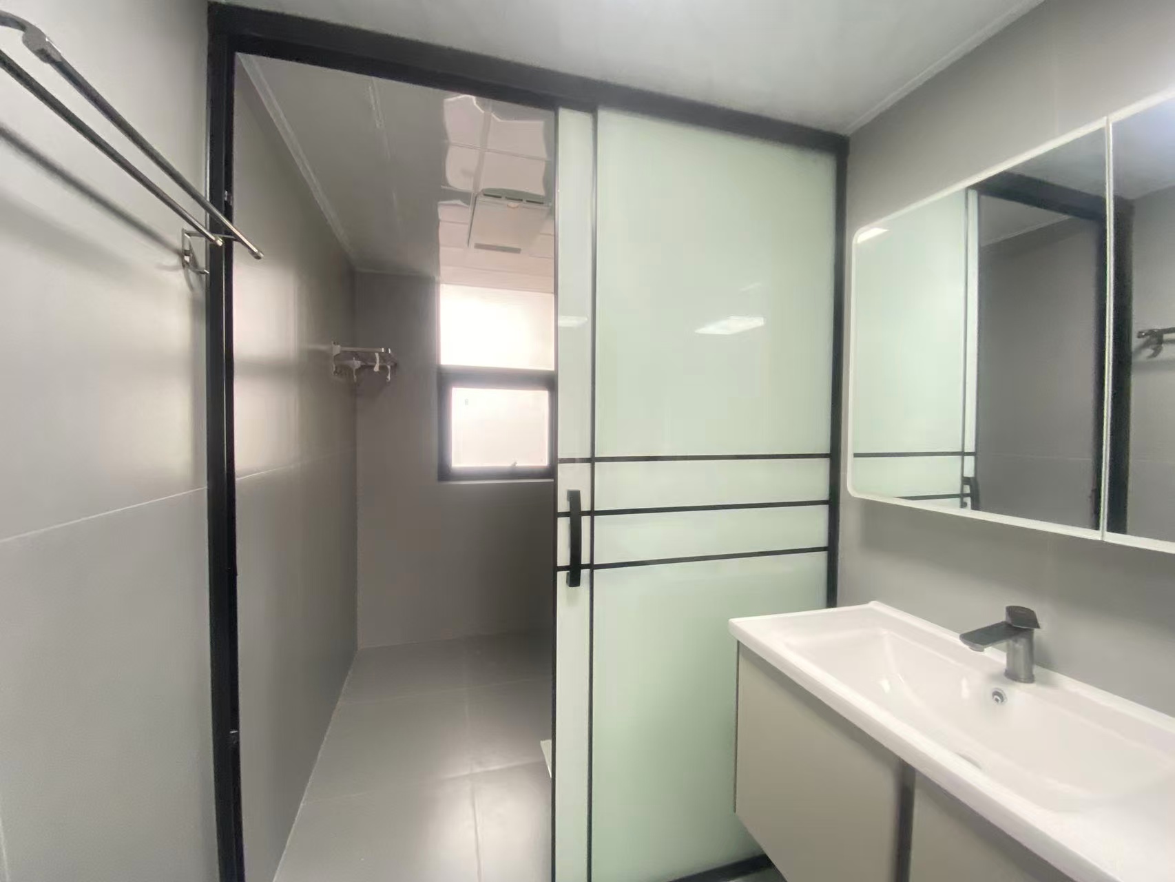 梓湖馨苑 3室2厅2卫 2500.0元/月 梓湖馨苑 3室2厅2卫 2500.0元/月室内图