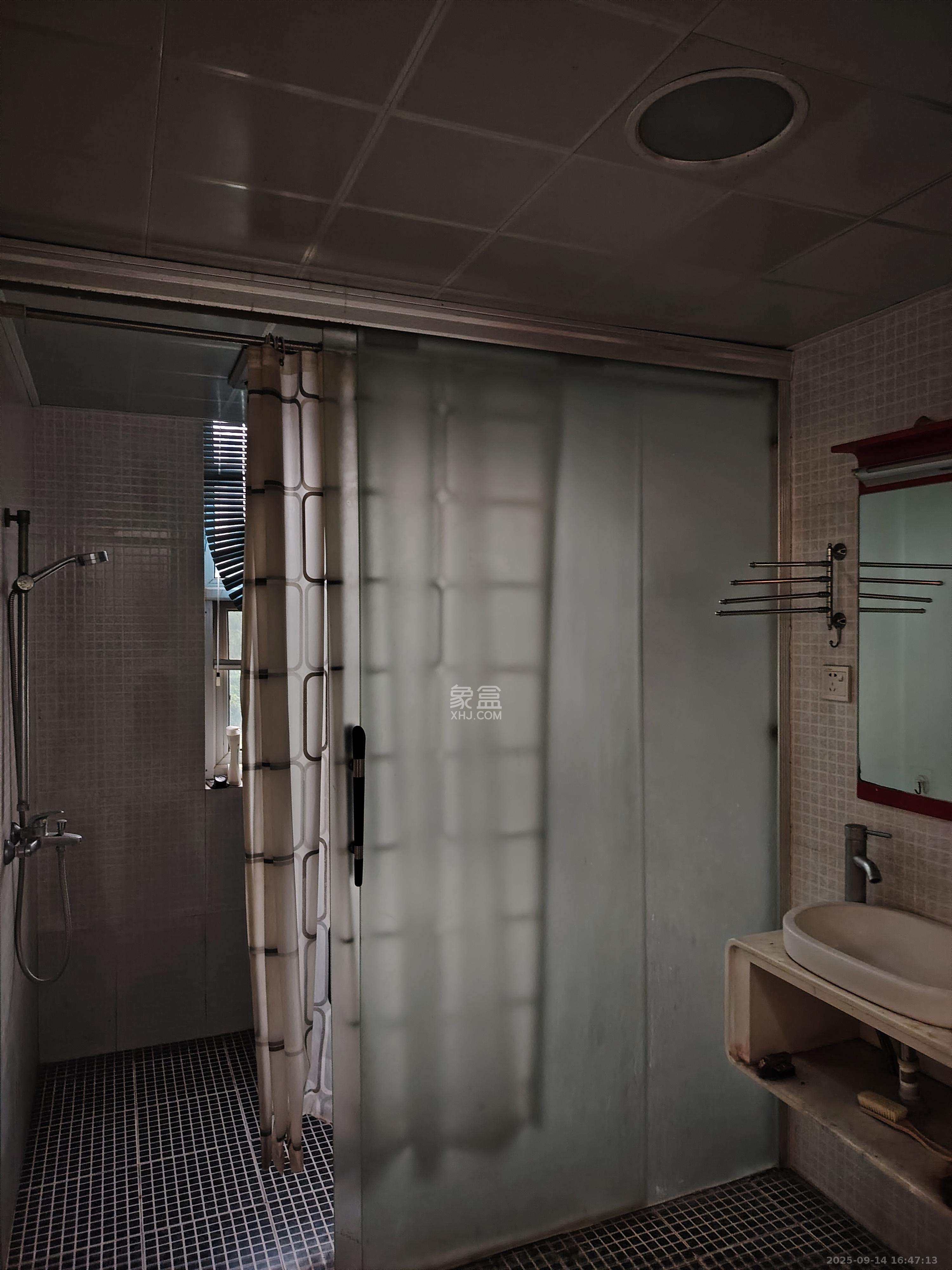 山水湾 1室2厅2卫 1350.0元/月 山水湾 1室2厅2卫 1350.0元/月室内图