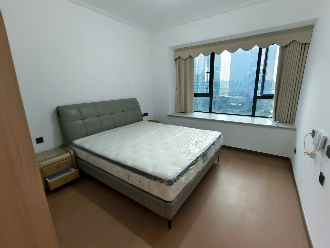 绿地V岛  4室2厅2卫    4500.0元/月户型图