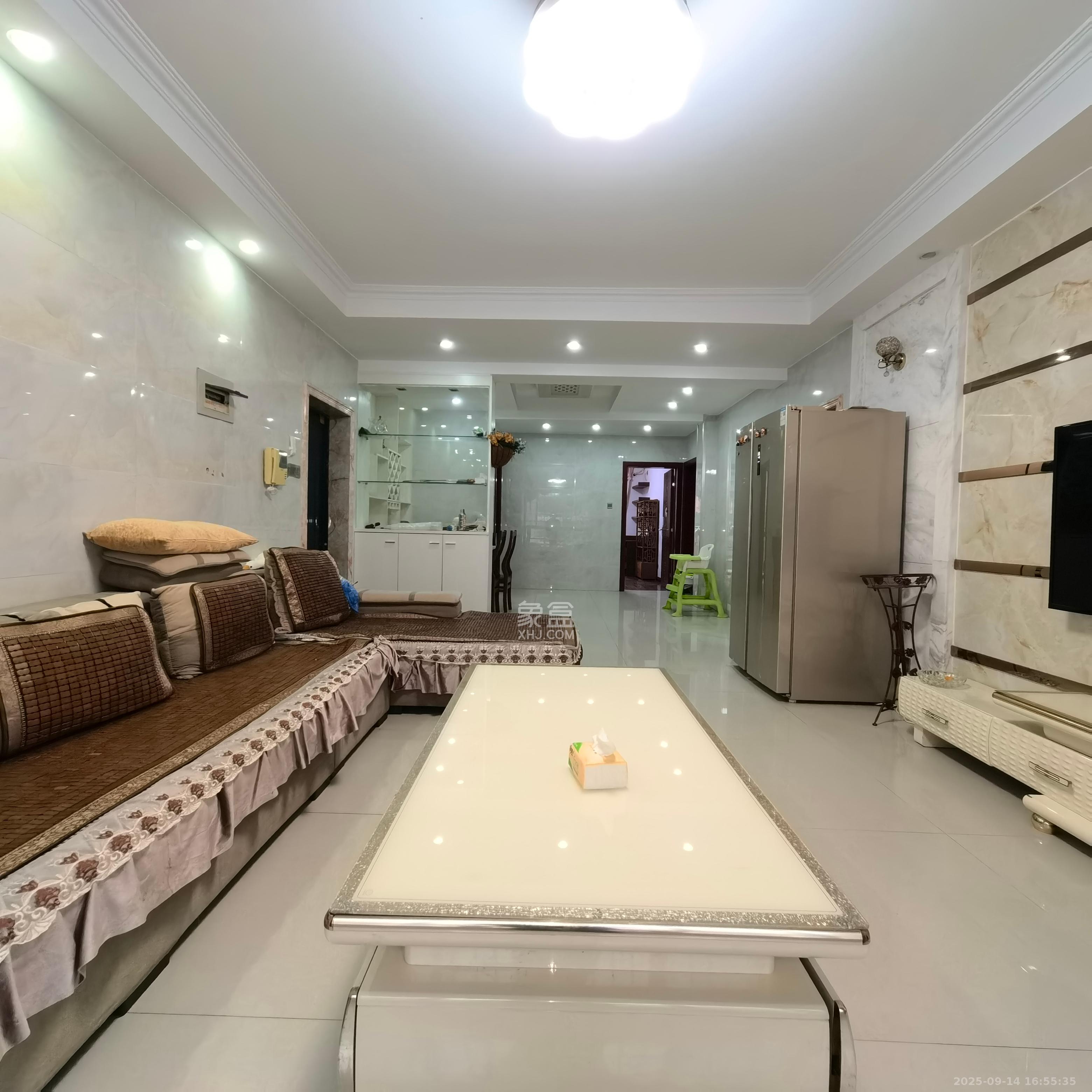 阳光丽景  3室2厅2卫    2000.0元/月室内图