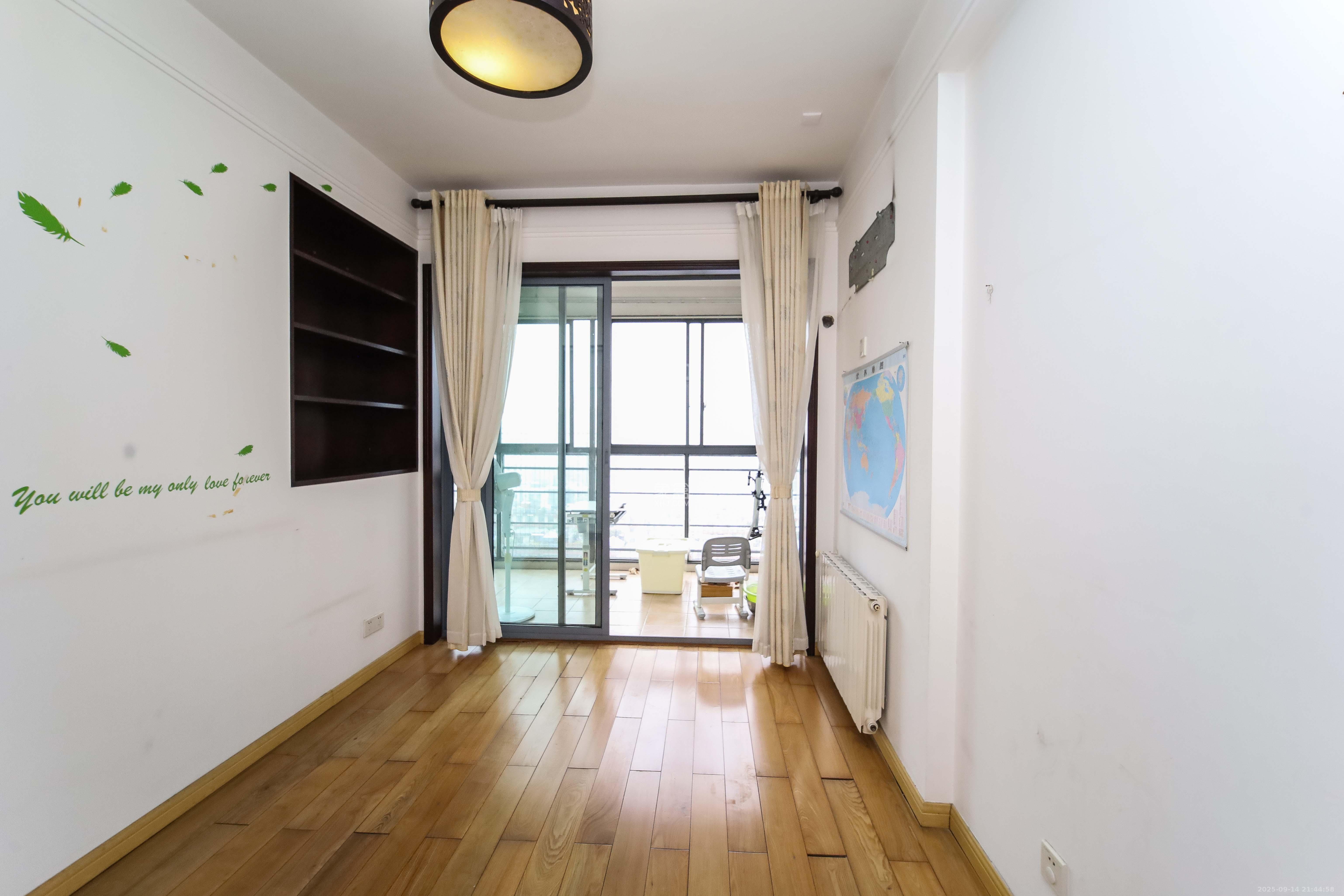 银港水晶城  3室2厅2卫    108.0万卧室