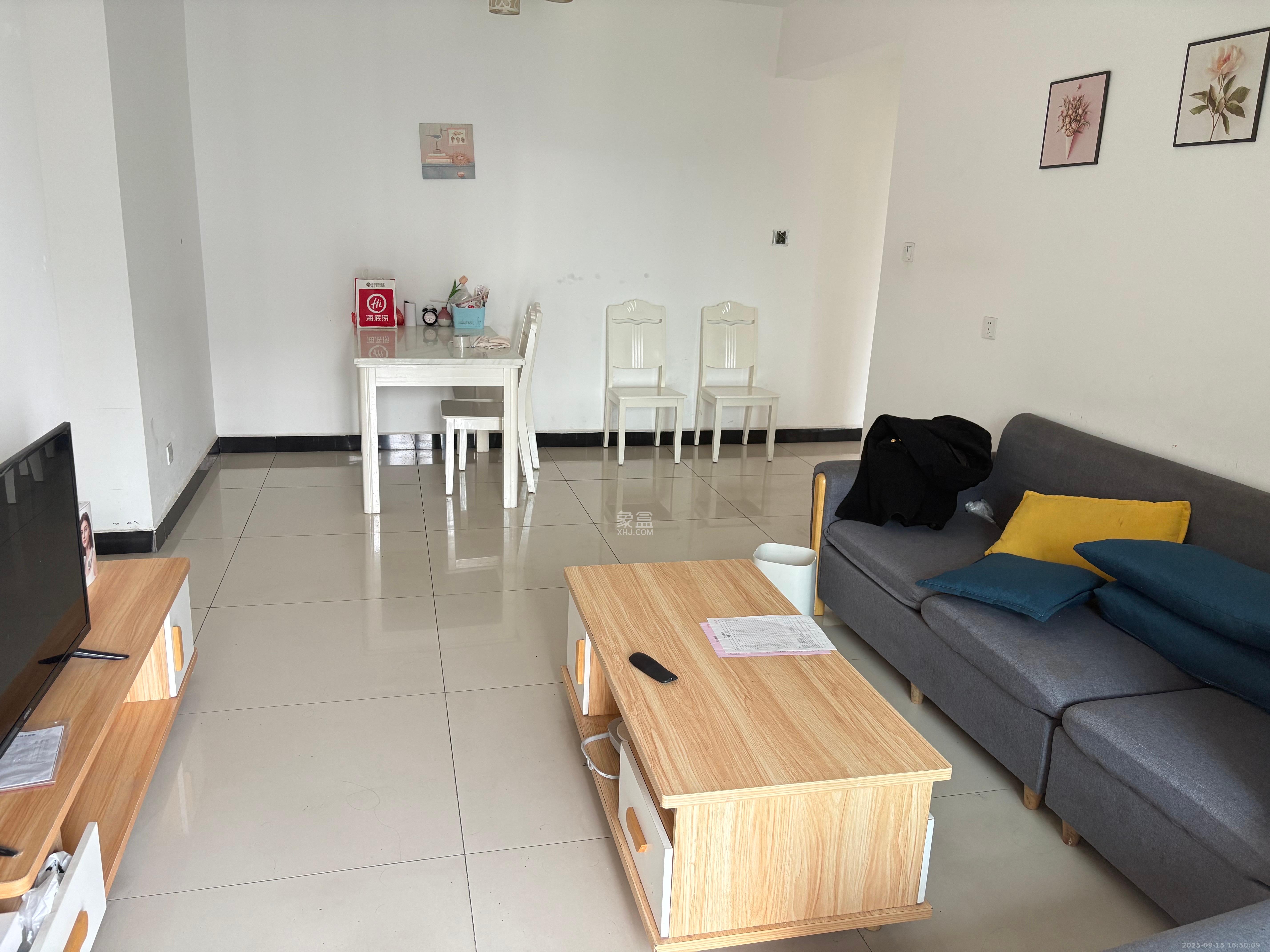 荣泰广场 3室2厅1卫 2400.0元/月 荣泰广场 3室2厅1卫 2400.0元/月室内图