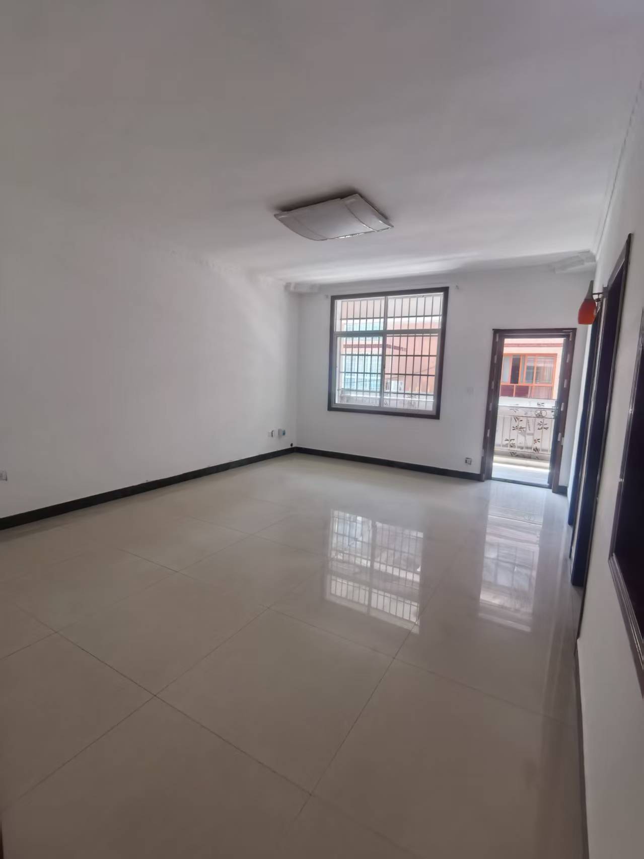 黄金塔安置小区散盘 4室3厅3卫 2500.0元/月 黄金塔安置小区散盘 4室3厅3卫 2500.0元/月室内图