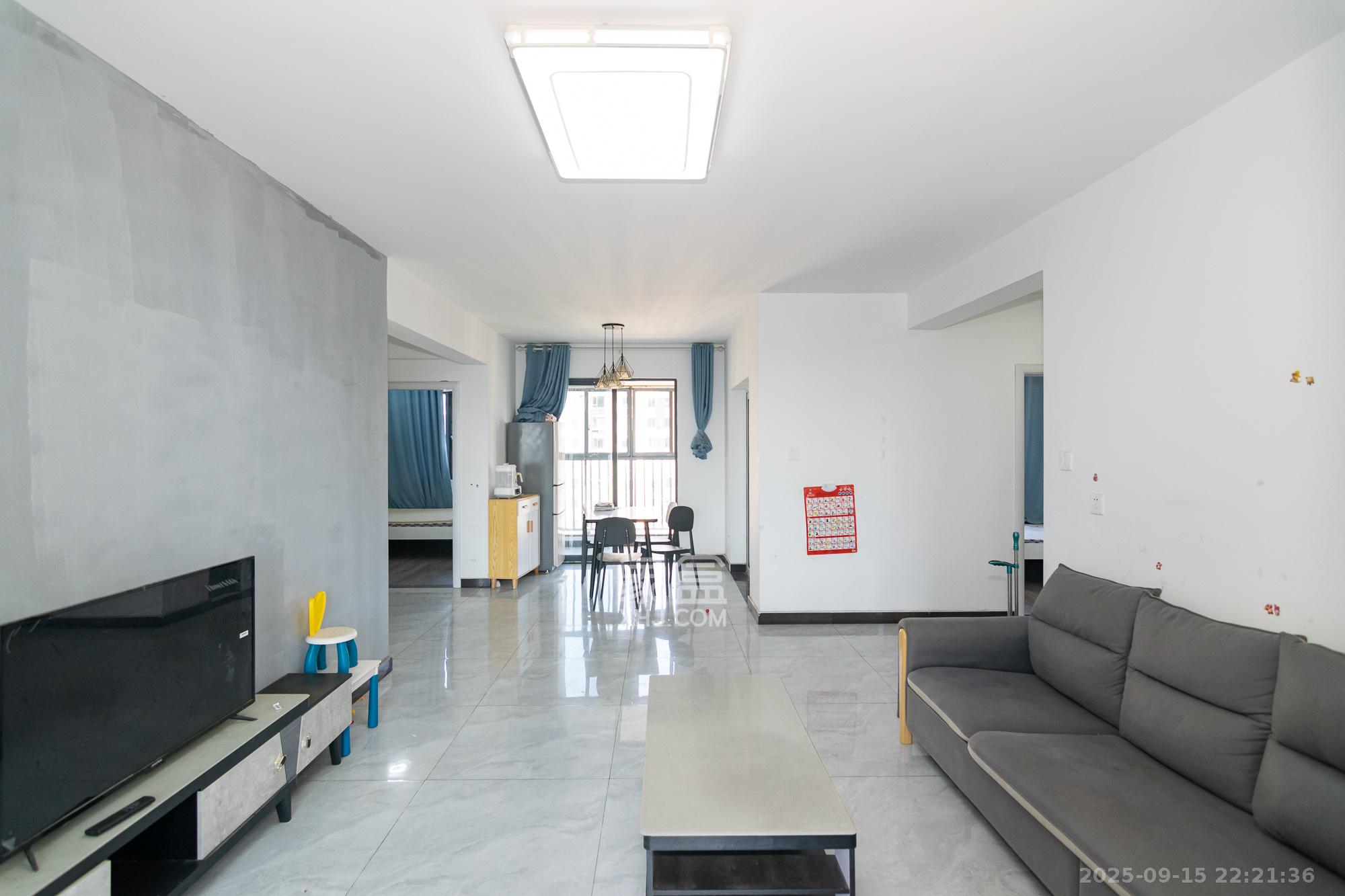 中粮鸿云 3室2厅2卫 60.0万 中粮鸿云 3室2厅2卫 60.0万客厅