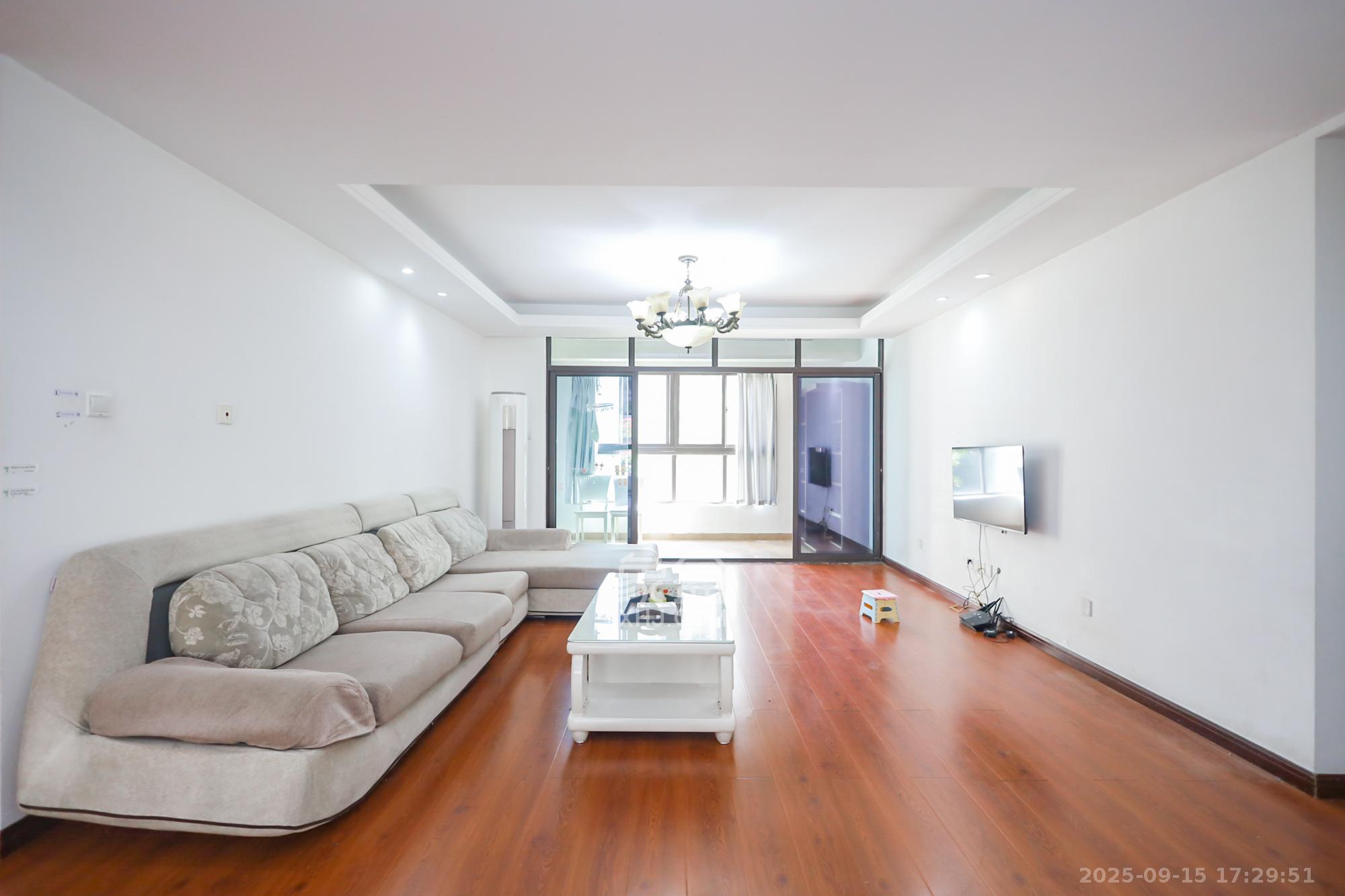 绿地中央广场  4室2厅2卫    210.0万 绿地中央广场  4室2厅2卫    210.0万