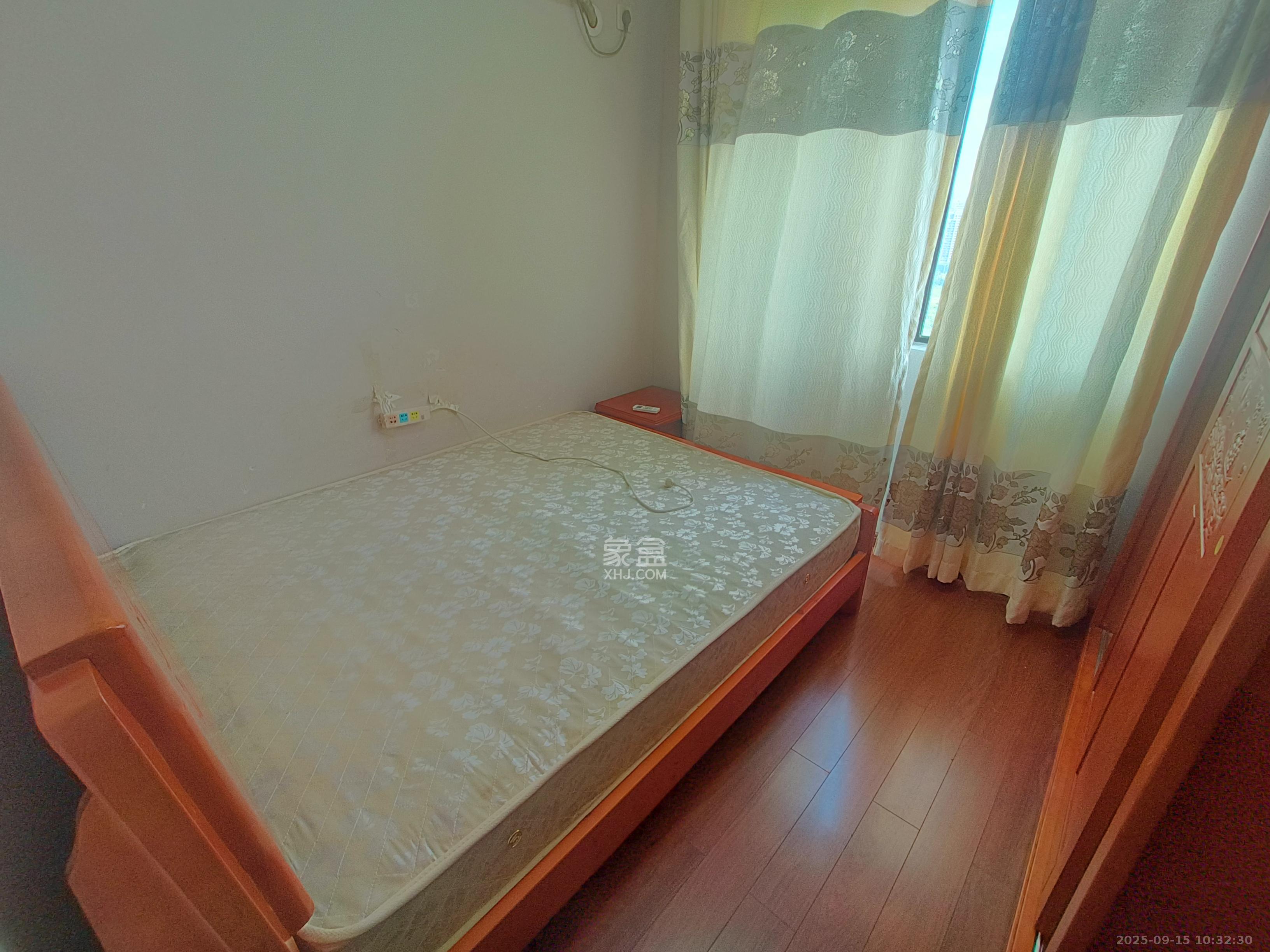 万科城  1室2厅1卫    2400.0元/月室内图