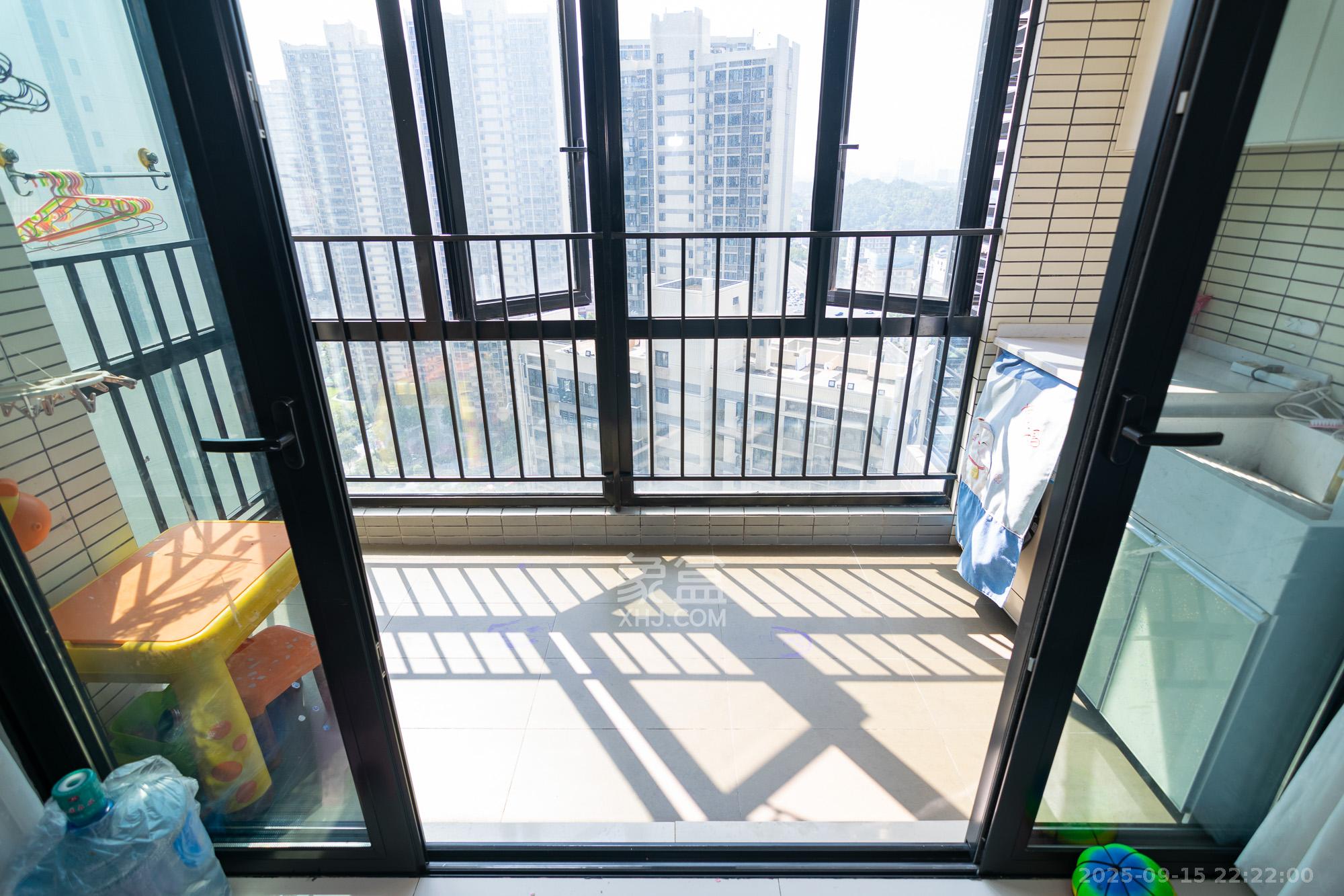 时代年华 3室2厅2卫 71.8万 时代年华 3室2厅2卫 71.8万阳台