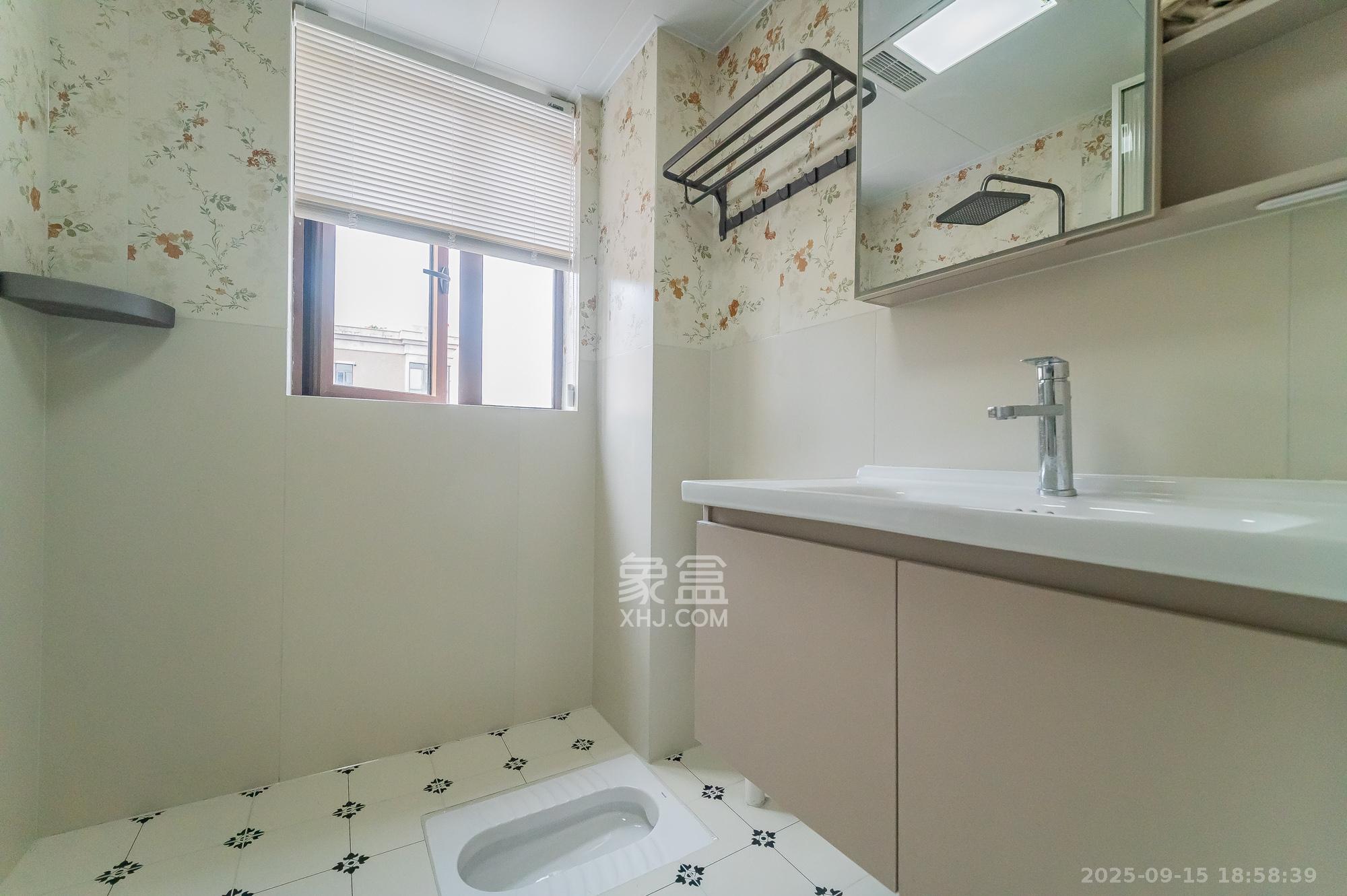 水岸世景  2室2厅1卫    59.8万卫生间