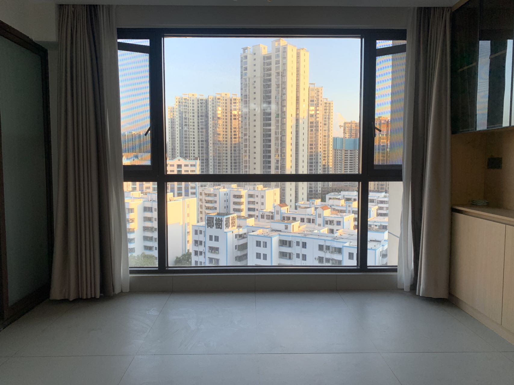 海航豪庭南苑 3室2厅1卫 275.0万 海航豪庭南苑 3室2厅1卫 275.0万客厅