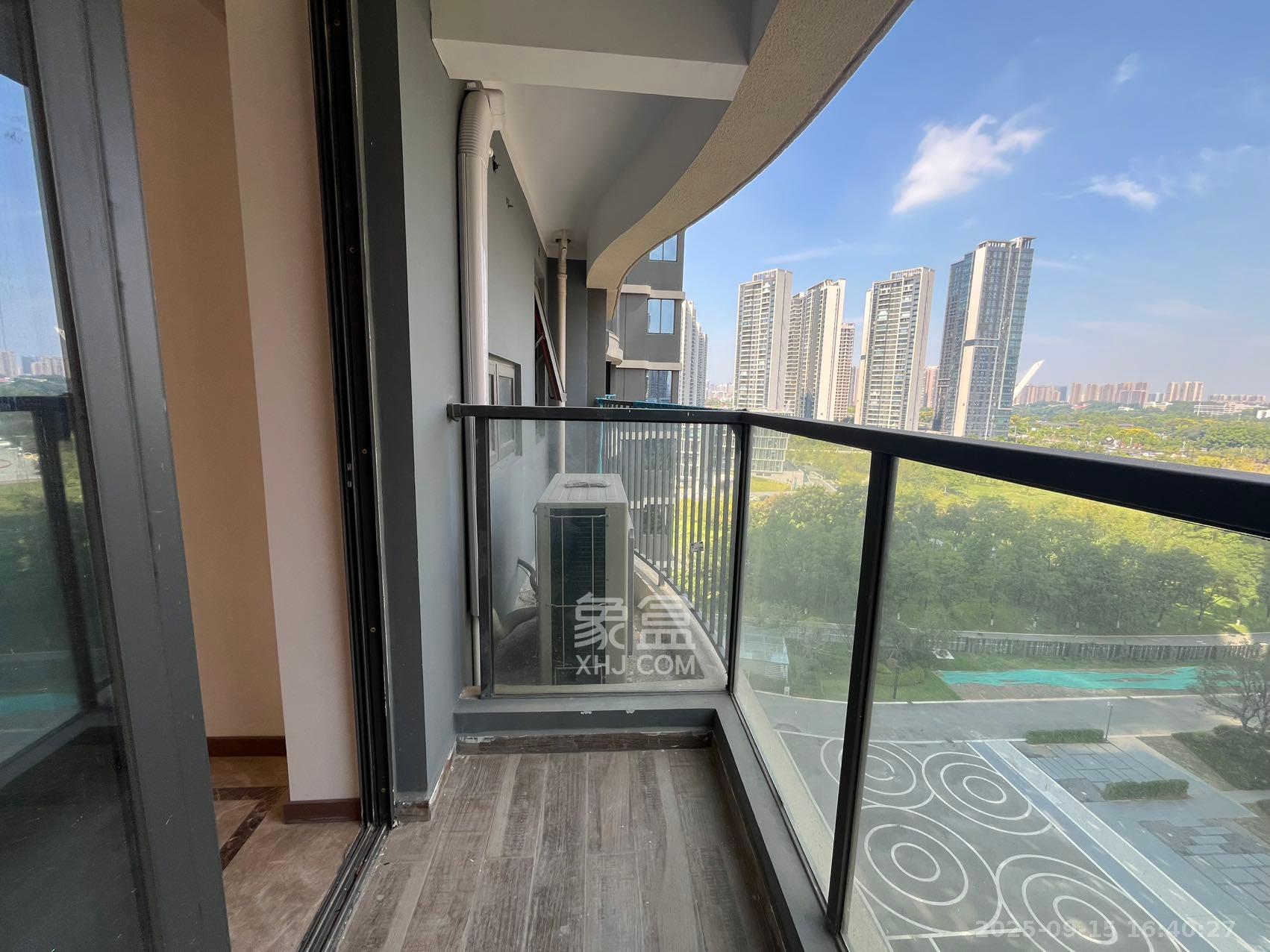 绿地V岛  4室2厅2卫    3500.0元/月 绿地V岛  4室2厅2卫    3500.0元/月室内图