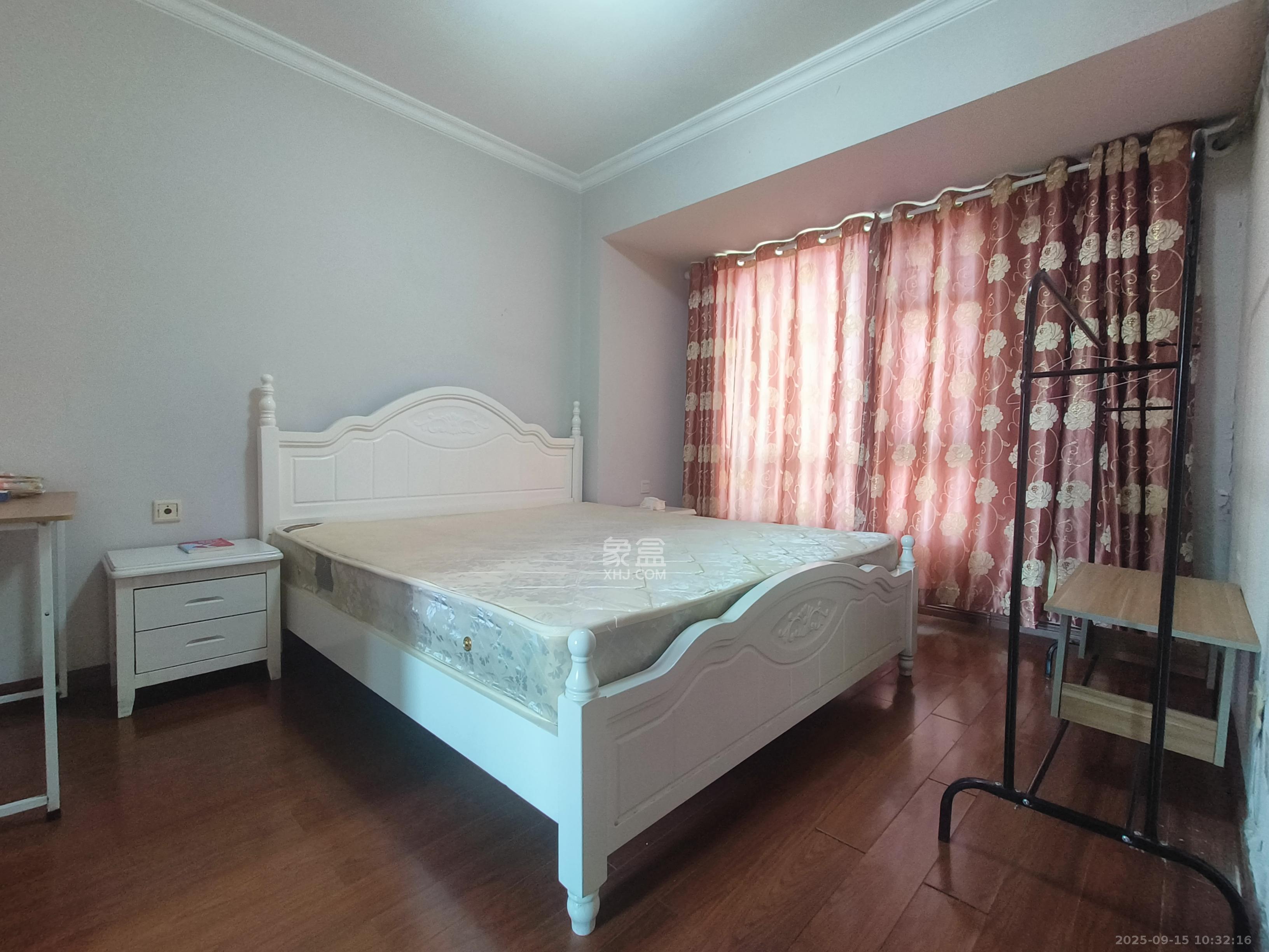 万科城  1室2厅1卫    2400.0元/月室内图