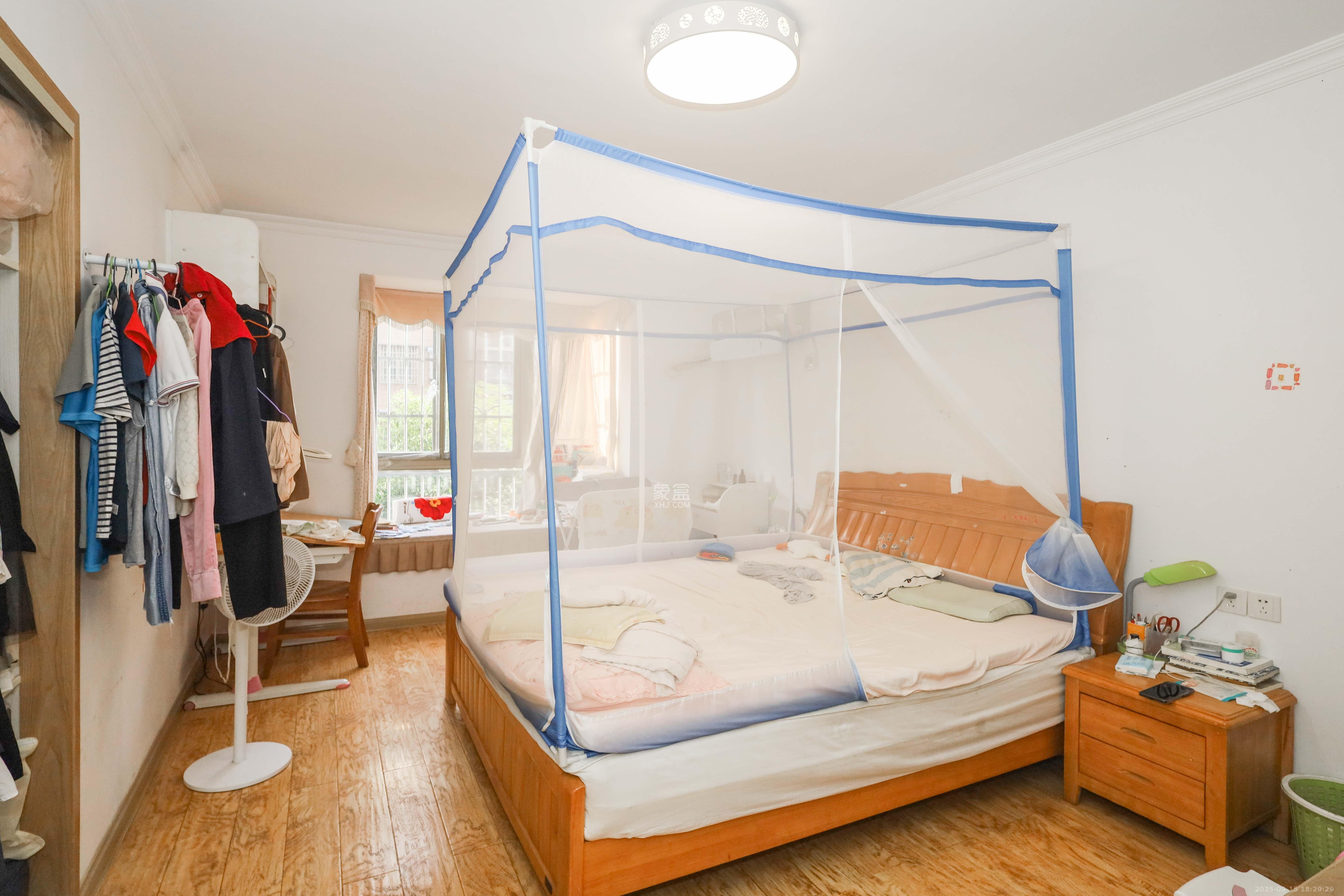 涉外花园  3室2厅2卫    72.0万卧室