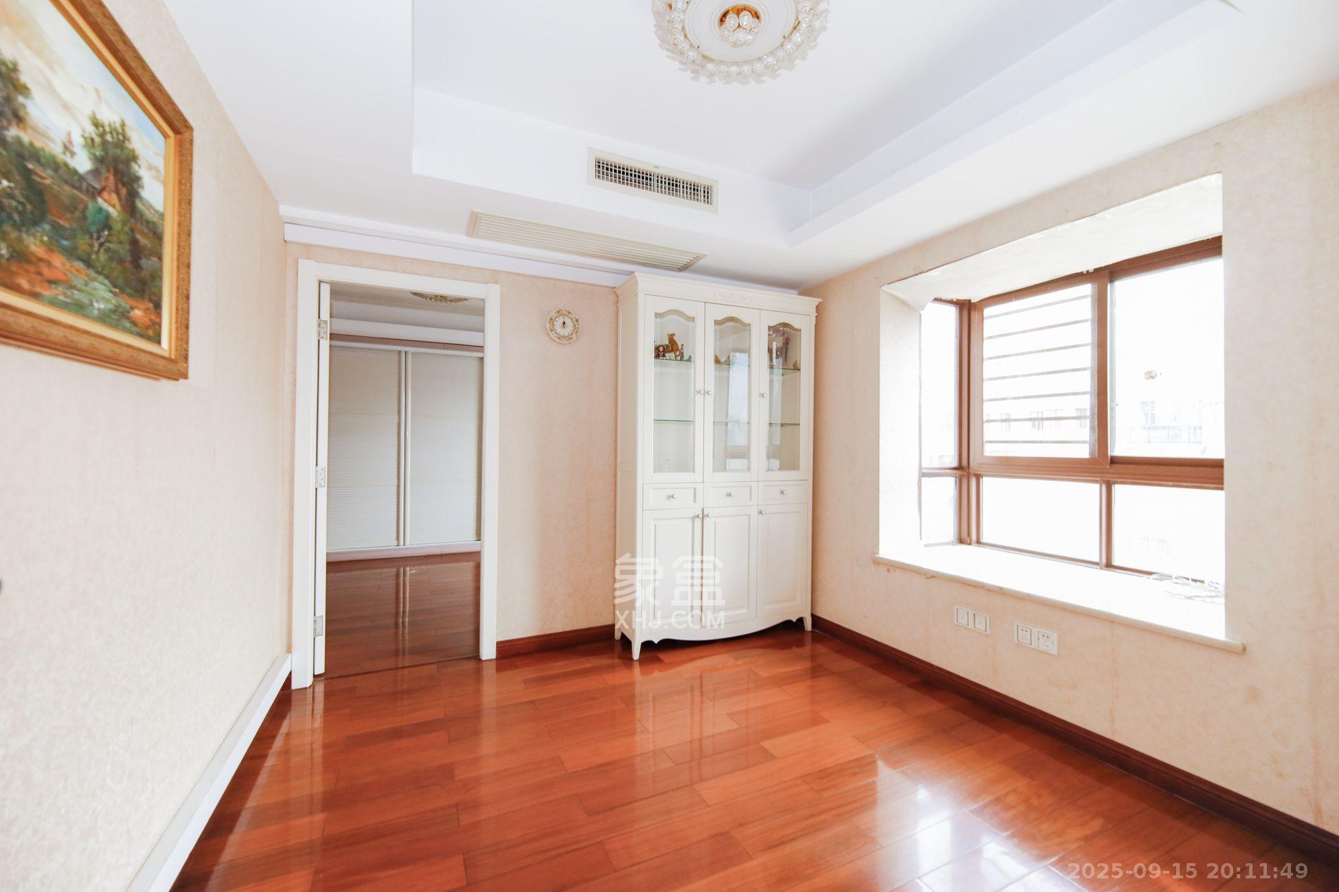 鑫天山水洲城 6室2厅3卫 5600.0元/月 鑫天山水洲城 6室2厅3卫 5600.0元/月室内图