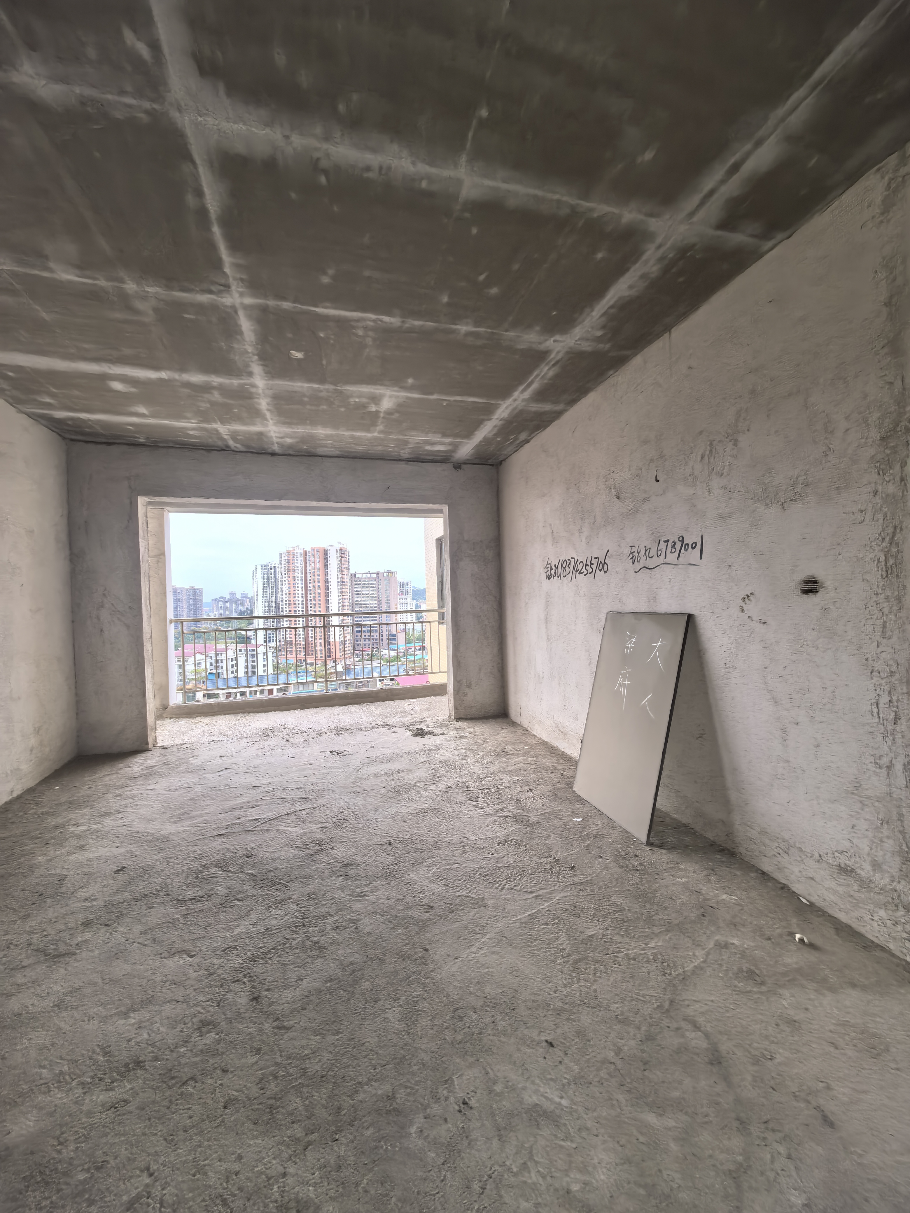 龙庭贵筑二期 5室2厅2卫 59.8万 龙庭贵筑二期 5室2厅2卫 59.8万客厅