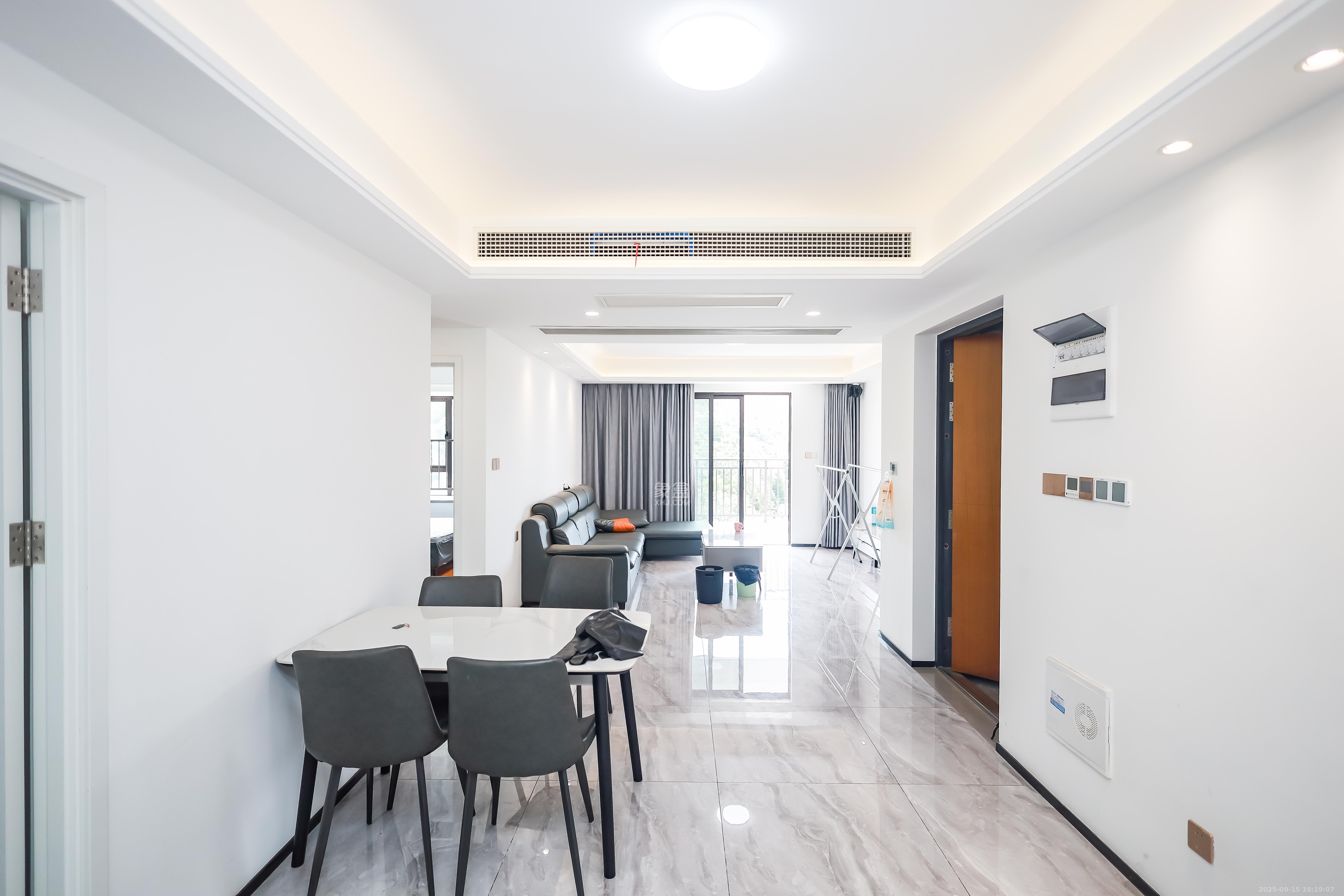 金基芳华 4室2厅2卫 145.0万 金基芳华 4室2厅2卫 145.0万客厅