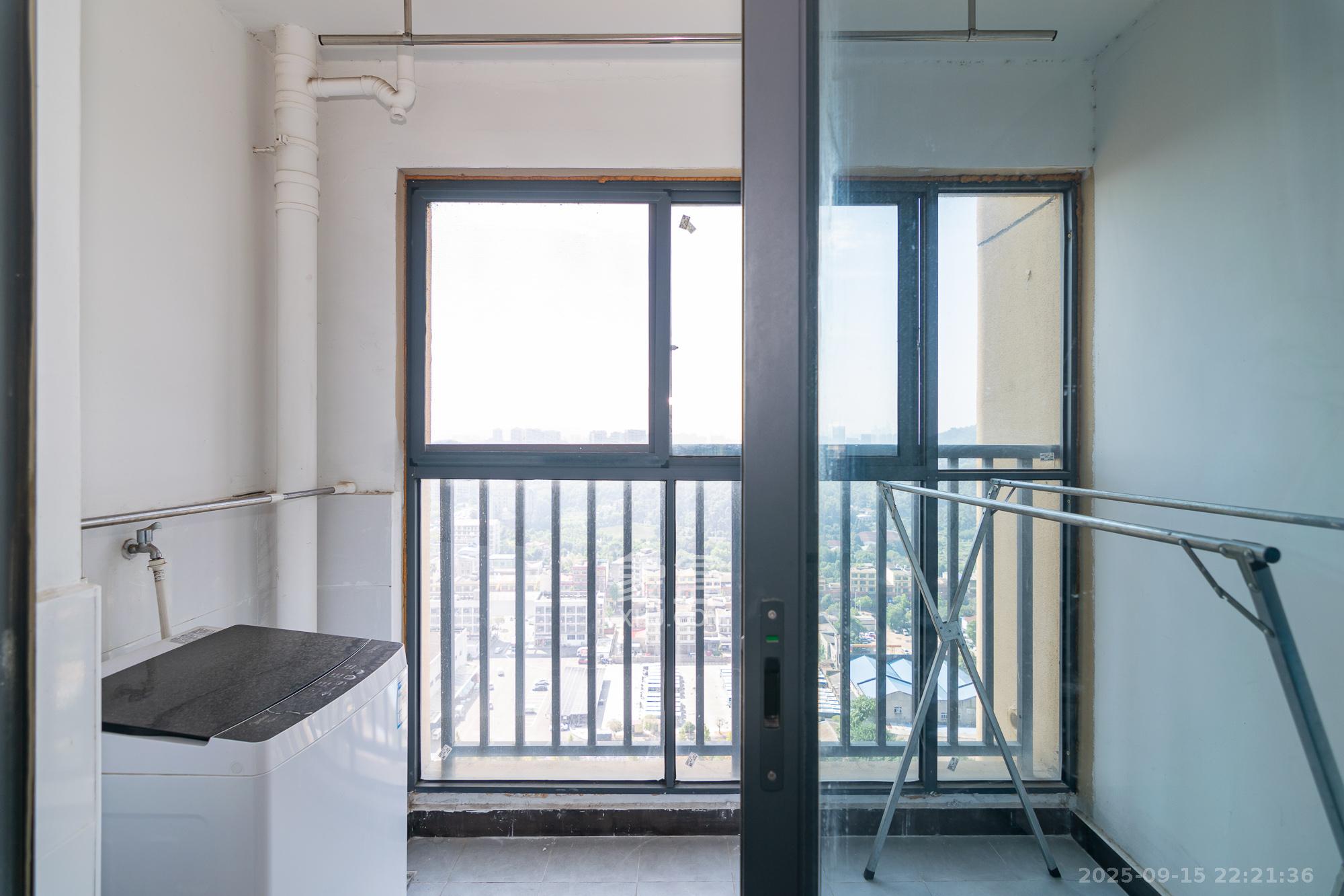 中粮鸿云 3室2厅2卫 60.0万 中粮鸿云 3室2厅2卫 60.0万阳台