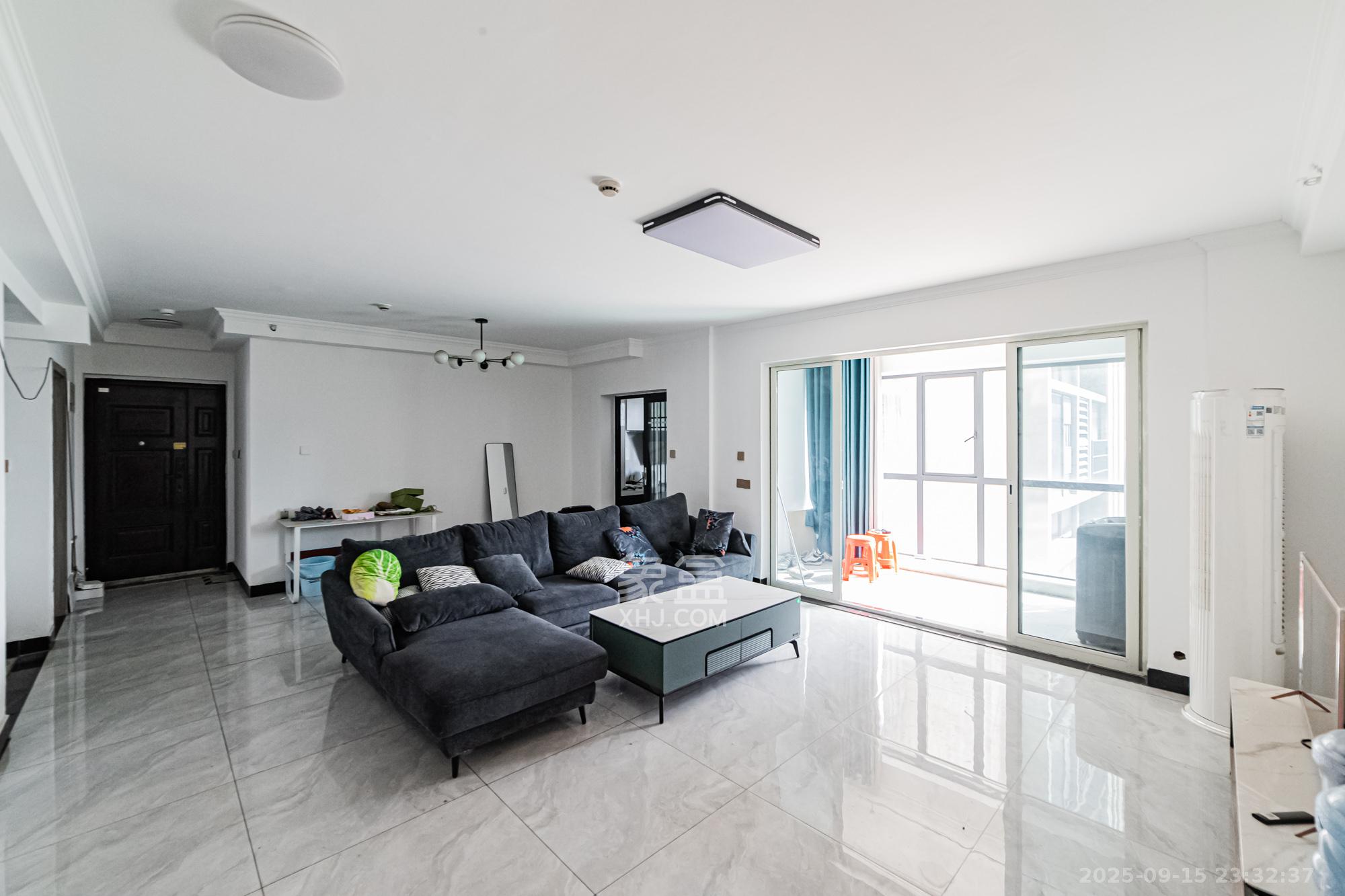 北辰三角洲E7区  4室2厅2卫    255.0万客厅